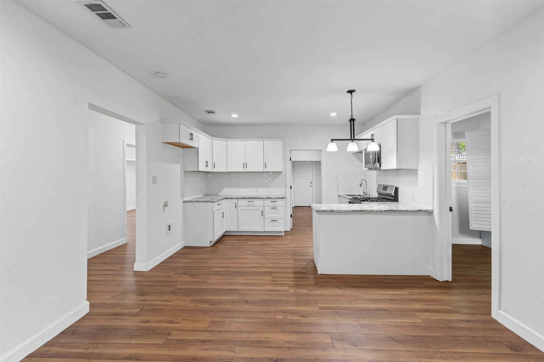 Single Family Residence For Sale in Johnson County , 709 N Buffalo Avenue, Cleburne, Texas 76033, 3 Bedroom, 2 Bathroom, 1 Garage spaces, 1,668 Sqft, built in 1920, mls#21375184, Real Estate Agent in Cleburne, Homes For Sale in Johnson county, Homes For Sale in Cleburne, Realtor in Cleburne Texas, Real Estate Brokerage Independent Realty Texas, Luminita Cordes Realtor