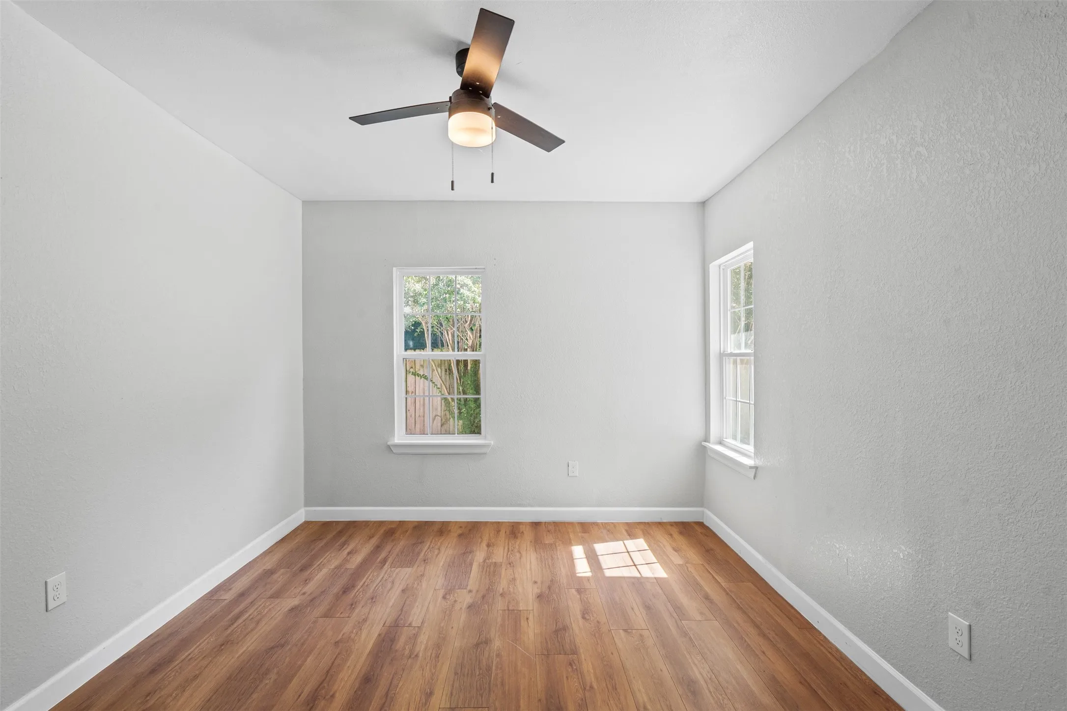 Single Family Residence For Sale in Johnson County , 709 N Buffalo Avenue, Cleburne, Texas 76033, 3 Bedroom, 2 Bathroom, 1 Garage spaces, 1,668 Sqft, built in 1920, mls#21375184, Real Estate Agent in Cleburne, Homes For Sale in Johnson county, Homes For Sale in Cleburne, Realtor in Cleburne Texas, Real Estate Brokerage Independent Realty Texas, Luminita Cordes Realtor