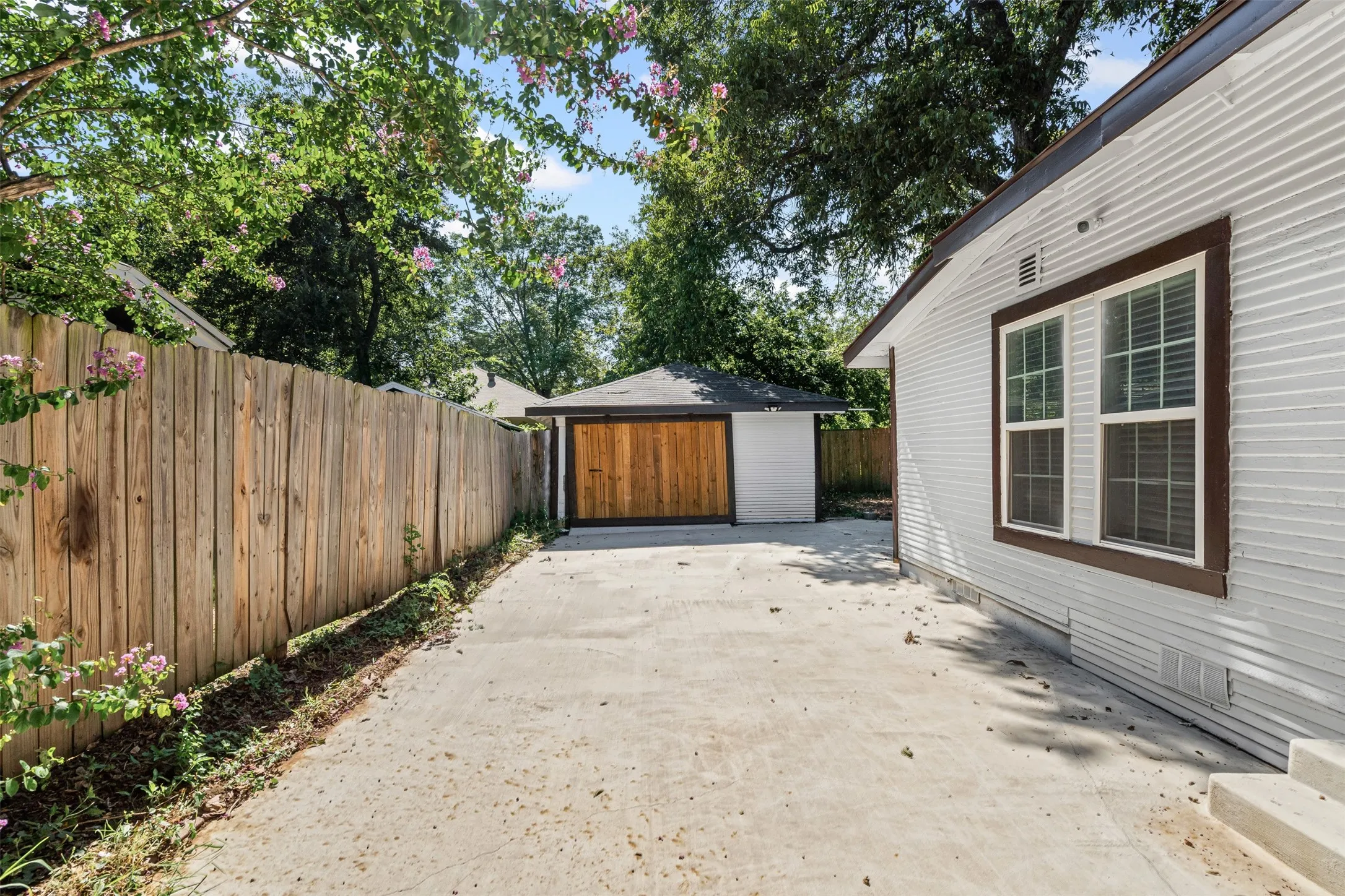 Single Family Residence For Sale in Johnson County , 709 N Buffalo Avenue, Cleburne, Texas 76033, 3 Bedroom, 2 Bathroom, 1 Garage spaces, 1,668 Sqft, built in 1920, mls#21375184, Real Estate Agent in Cleburne, Homes For Sale in Johnson county, Homes For Sale in Cleburne, Realtor in Cleburne Texas, Real Estate Brokerage Independent Realty Texas, Luminita Cordes Realtor