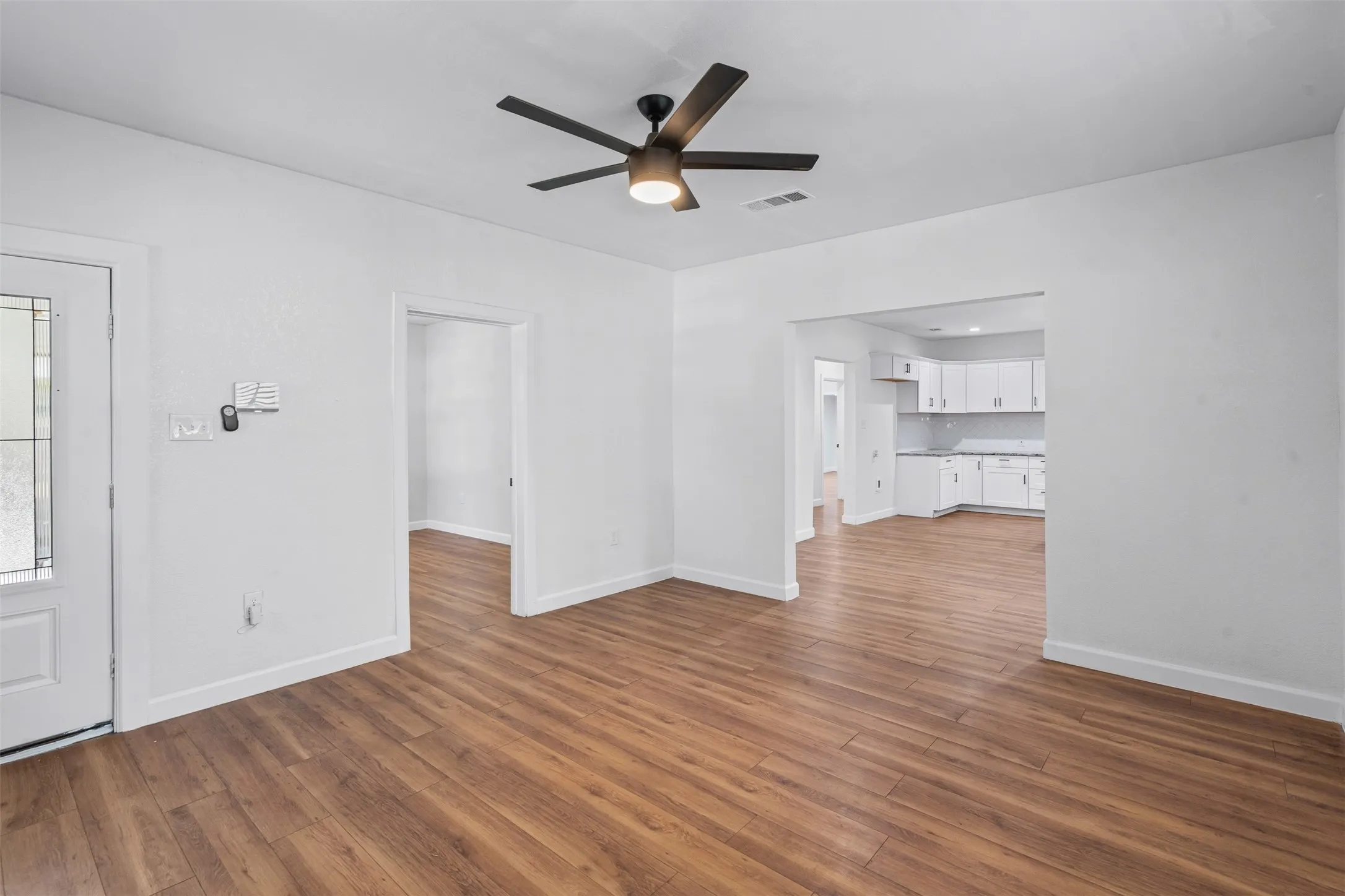Single Family Residence For Sale in Johnson County , 709 N Buffalo Avenue, Cleburne, Texas 76033, 3 Bedroom, 2 Bathroom, 1 Garage spaces, 1,668 Sqft, built in 1920, mls#21375184, Real Estate Agent in Cleburne, Homes For Sale in Johnson county, Homes For Sale in Cleburne, Realtor in Cleburne Texas, Real Estate Brokerage Independent Realty Texas, Luminita Cordes Realtor