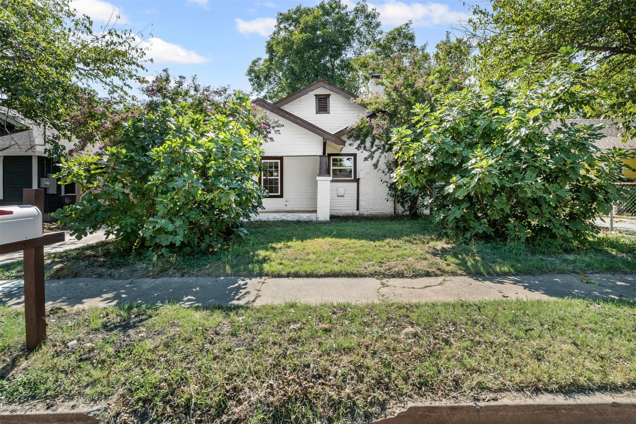 Single Family Residence For Sale in Johnson County , 709 N Buffalo Avenue, Cleburne, Texas 76033, 3 Bedroom, 2 Bathroom, 1 Garage spaces, 1,668 Sqft, built in 1920, mls#21375184, Real Estate Agent in Cleburne, Homes For Sale in Johnson county, Homes For Sale in Cleburne, Realtor in Cleburne Texas, Real Estate Brokerage Independent Realty Texas, Luminita Cordes Realtor