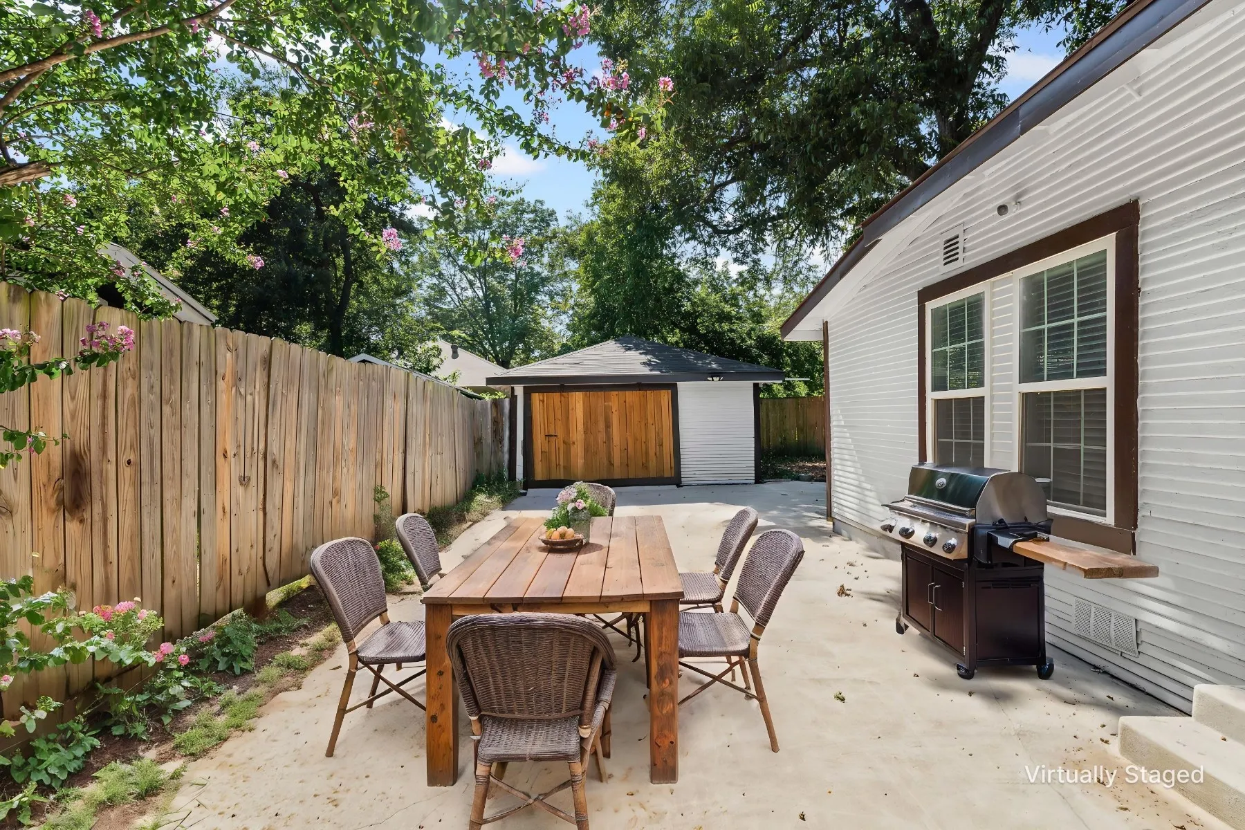 Single Family Residence For Sale in Johnson County , 709 N Buffalo Avenue, Cleburne, Texas 76033, 3 Bedroom, 2 Bathroom, 1 Garage spaces, 1,668 Sqft, built in 1920, mls#21375184, Real Estate Agent in Cleburne, Homes For Sale in Johnson county, Homes For Sale in Cleburne, Realtor in Cleburne Texas, Real Estate Brokerage Independent Realty Texas, Luminita Cordes Realtor