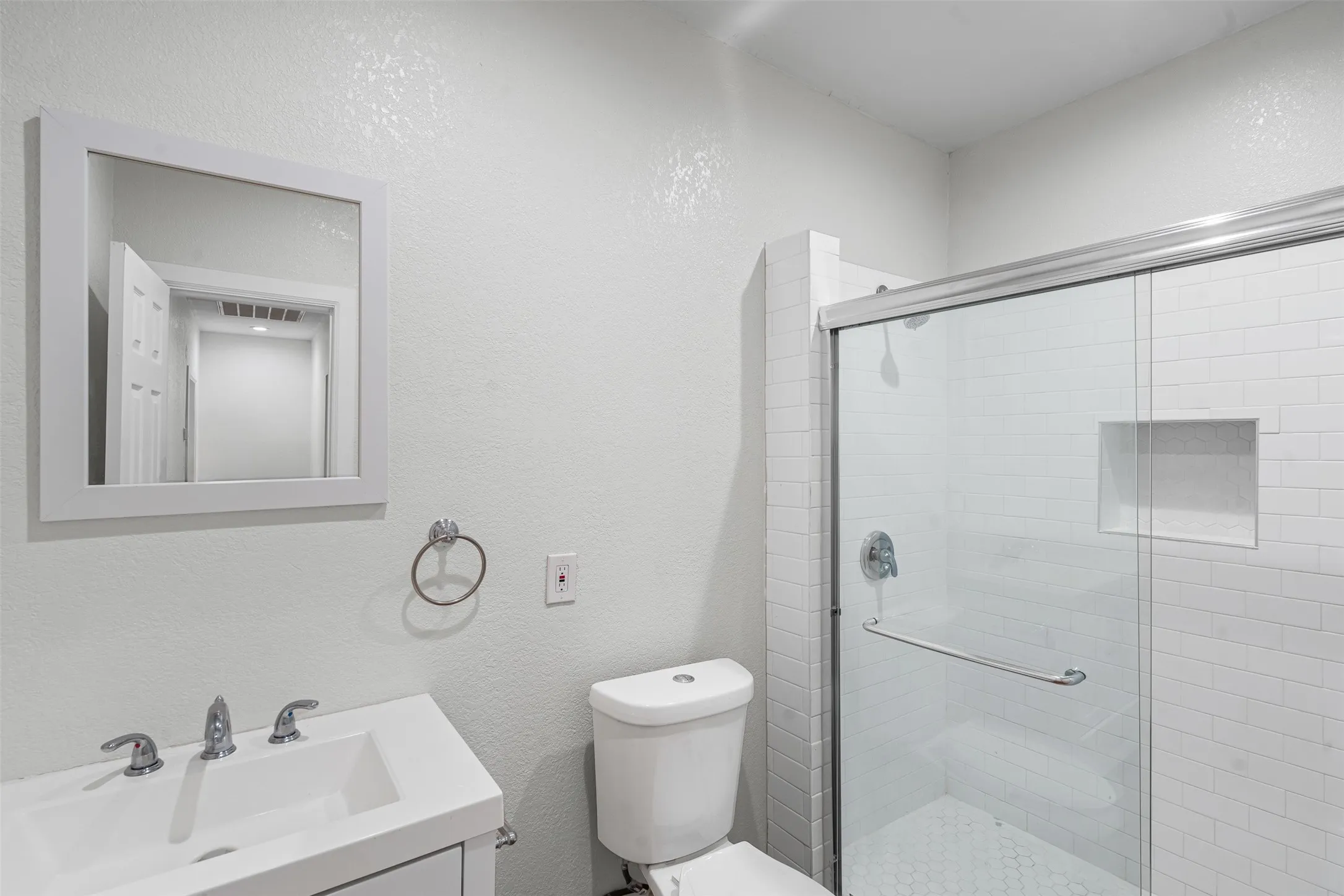 Single Family Residence For Sale in Johnson County , 709 N Buffalo Avenue, Cleburne, Texas 76033, 3 Bedroom, 2 Bathroom, 1 Garage spaces, 1,668 Sqft, built in 1920, mls#21375184, Real Estate Agent in Cleburne, Homes For Sale in Johnson county, Homes For Sale in Cleburne, Realtor in Cleburne Texas, Real Estate Brokerage Independent Realty Texas, Luminita Cordes Realtor