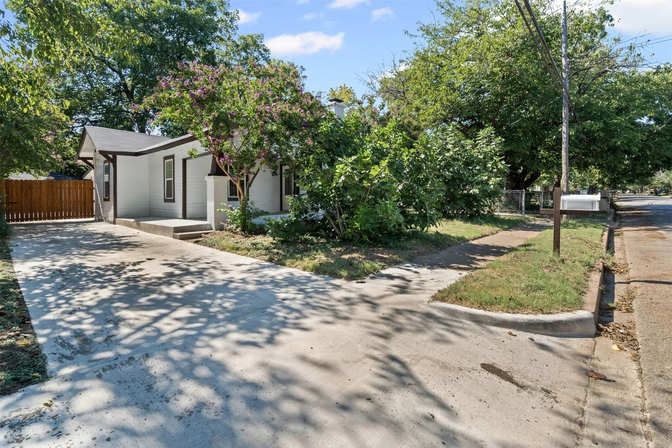 Single Family Residence For Sale in Johnson County , 709 N Buffalo Avenue, Cleburne, Texas 76033, 3 Bedroom, 2 Bathroom, 1 Garage spaces, 1,668 Sqft, built in 1920, mls#21375184, Real Estate Agent in Cleburne, Homes For Sale in Johnson county, Homes For Sale in Cleburne, Realtor in Cleburne Texas, Real Estate Brokerage Independent Realty Texas, Luminita Cordes Realtor