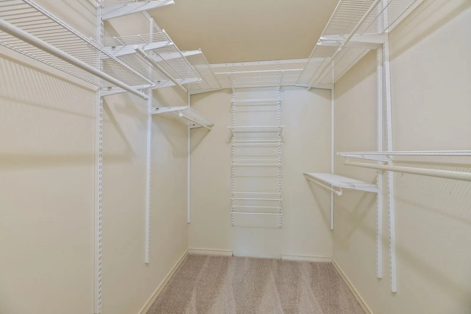 Single Family Residence For Rent in Dallas County , 6342 Annapolis Lane, Dallas, Texas 75214, 4 Bedroom, 3 Bathroom, 2 Garage spaces, 2,957 Sqft, built in 1968, mls#21375167, Real Estate Agent in Dallas, Homes For Rent in Dallas county, Homes For Rent in Dallas, Realtor in Dallas Texas, Real Estate Brokerage Independent Realty Texas, Luminita Cordes Realtor