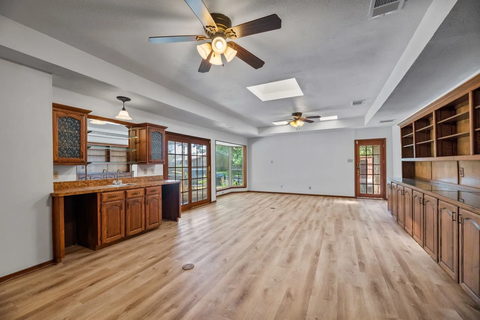 Single Family Residence For Rent in Dallas County , 6342 Annapolis Lane, Dallas, Texas 75214, 4 Bedroom, 3 Bathroom, 2 Garage spaces, 2,957 Sqft, built in 1968, mls#21375167, Real Estate Agent in Dallas, Homes For Rent in Dallas county, Homes For Rent in Dallas, Realtor in Dallas Texas, Real Estate Brokerage Independent Realty Texas, Luminita Cordes Realtor