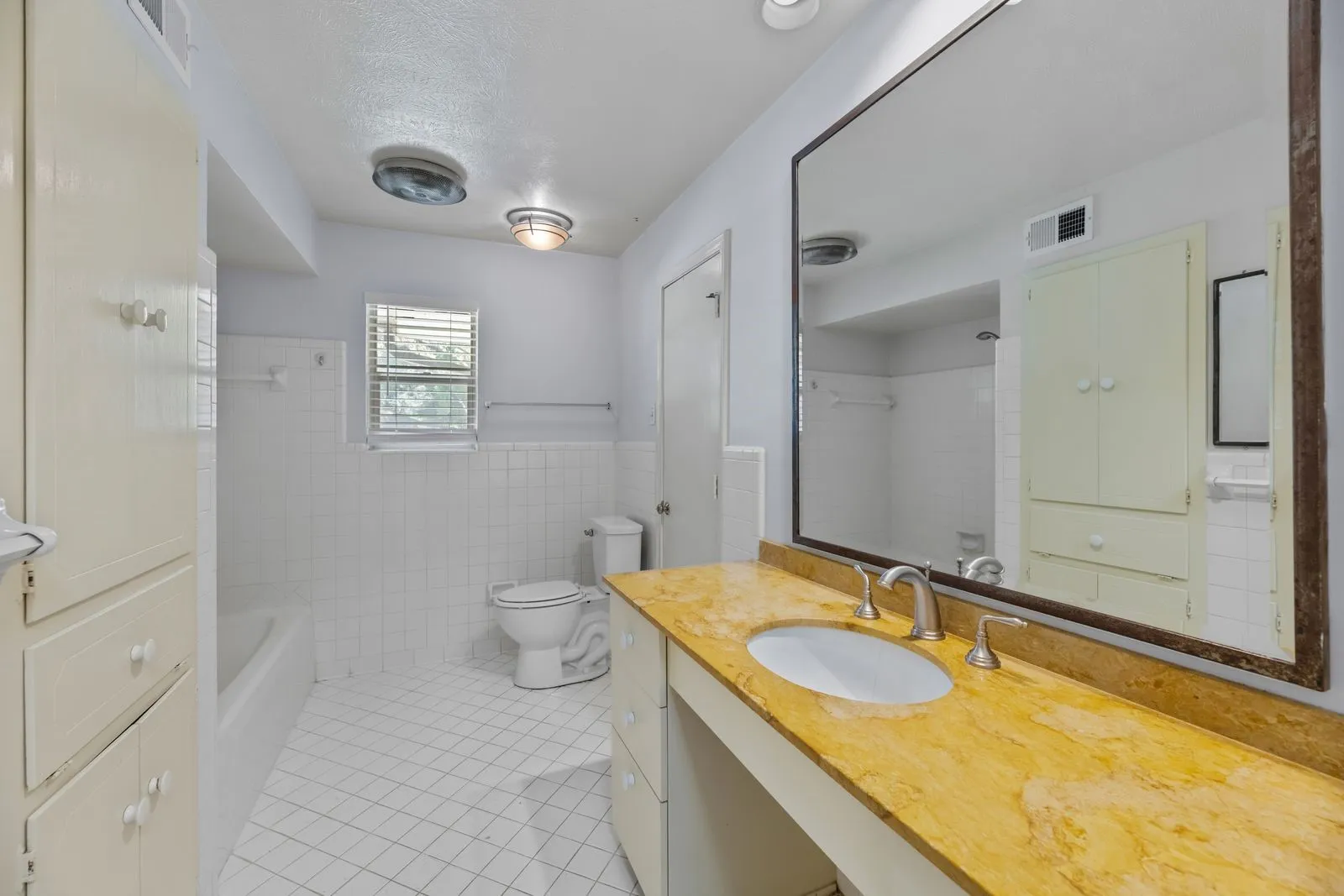Single Family Residence For Rent in Dallas County , 6342 Annapolis Lane, Dallas, Texas 75214, 4 Bedroom, 3 Bathroom, 2 Garage spaces, 2,957 Sqft, built in 1968, mls#21375167, Real Estate Agent in Dallas, Homes For Rent in Dallas county, Homes For Rent in Dallas, Realtor in Dallas Texas, Real Estate Brokerage Independent Realty Texas, Luminita Cordes Realtor