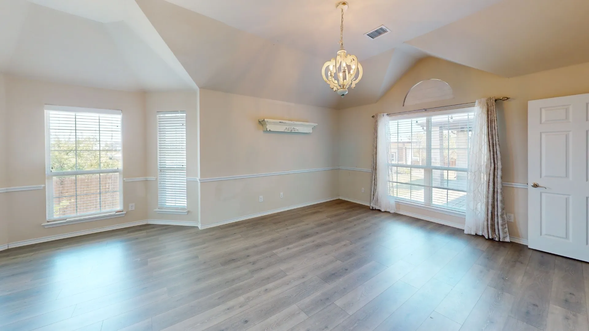 Single Family Residence For Rent in Tarrant County , 8300 Blue Periwinkle Lane, Fort Worth, Texas 76123, 4 Bedroom, 4 Bathroom, 2 Garage spaces, 2,817 Sqft, built in 2013, mls#21375188, Real Estate Agent in Fort Worth, Homes For Rent in Tarrant county, Homes For Rent in Fort Worth, Realtor in Fort Worth Texas, Real Estate Brokerage Independent Realty Texas, Luminita Cordes Realtor