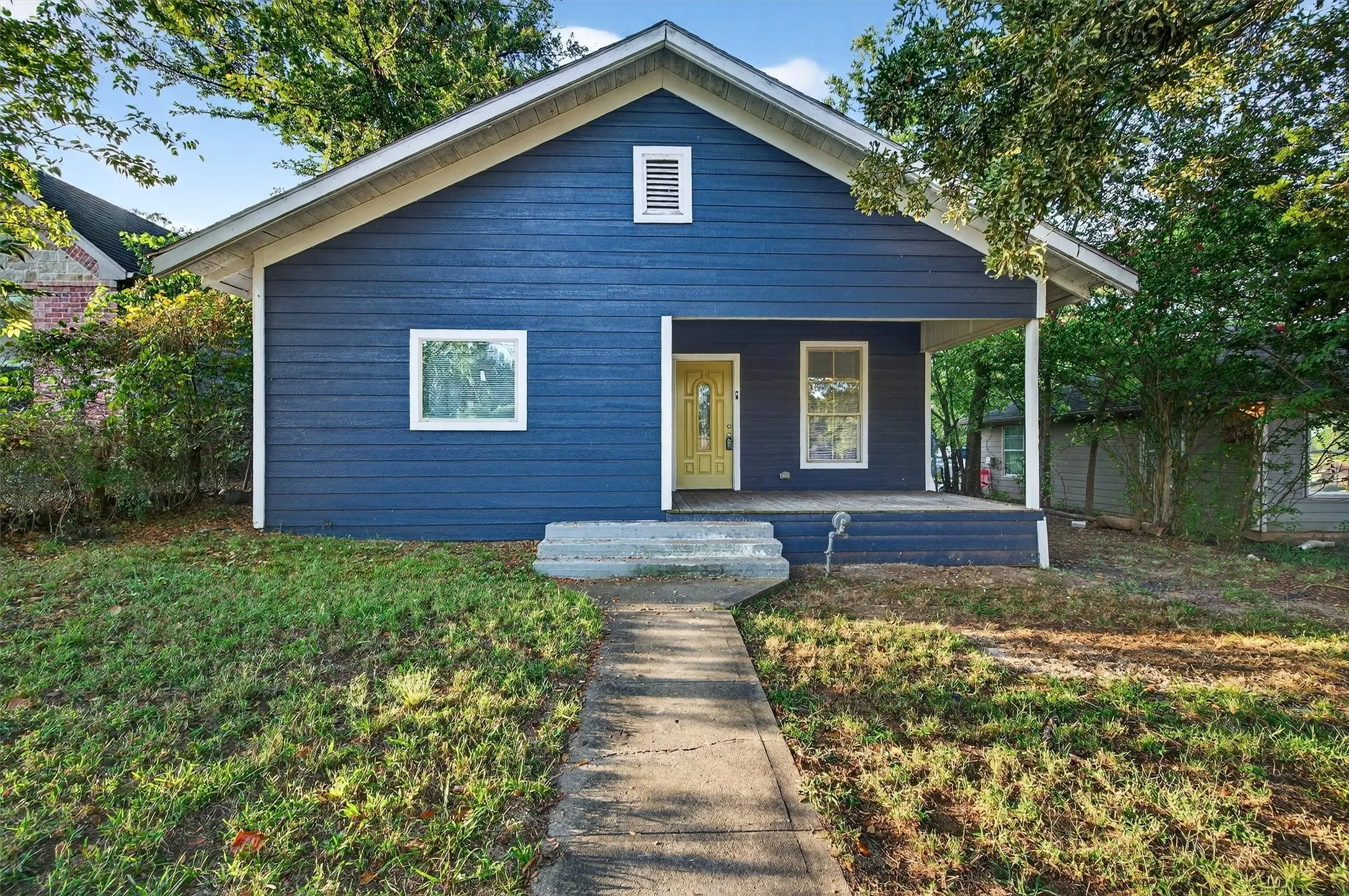 Single Family Residence For Rent in Grayson County , 514 E Day Street, Denison, Texas 75021, 1 Bedroom, 1 Bathroom, Garage spaces, 896 Sqft, built in 1920, mls#21375189, Real Estate Agent in Denison, Homes For Rent in Grayson county, Homes For Rent in Denison, Realtor in Denison Texas, Real Estate Brokerage Independent Realty Texas, Luminita Cordes Realtor