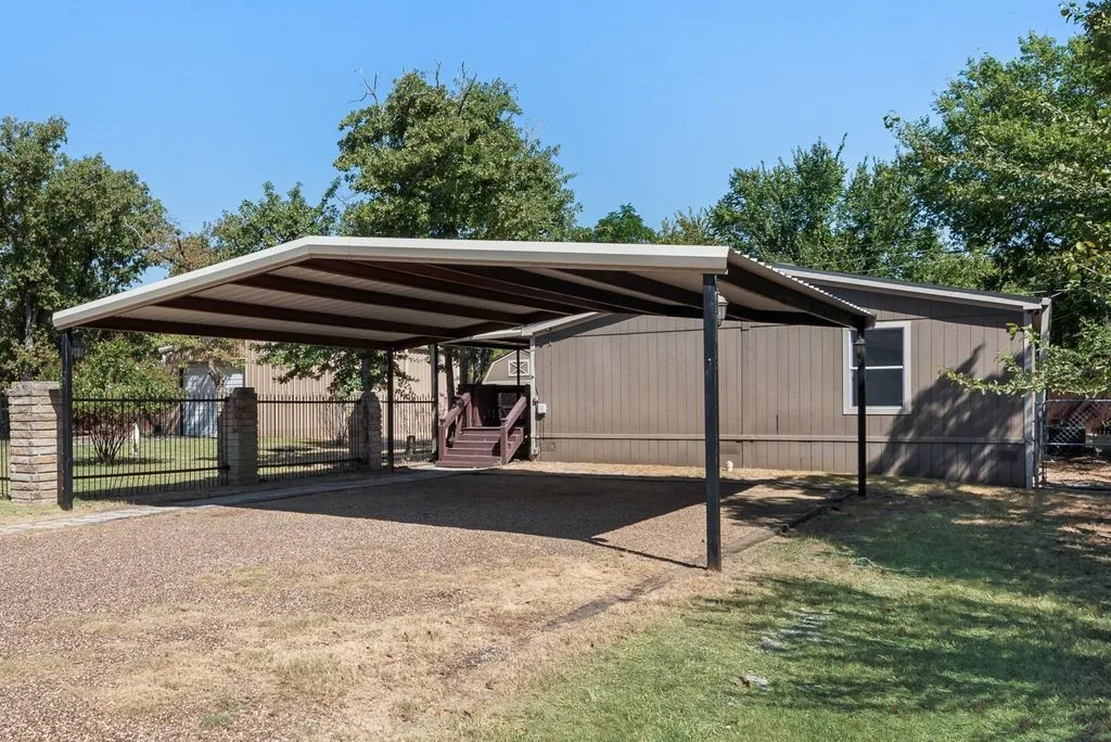 Manufactured Home For Sale in Tarrant County , 1517 Mockingbird Lane, Pelican Bay, Texas 76020, 3 Bedroom, 2 Bathroom, Garage spaces, 1,408 Sqft, built in 2014, mls#21375165, Real Estate Agent in Pelican Bay, Homes For Sale in Tarrant county, Homes For Sale in Pelican Bay, Realtor in Pelican Bay Texas, Real Estate Brokerage Independent Realty Texas, Luminita Cordes Realtor