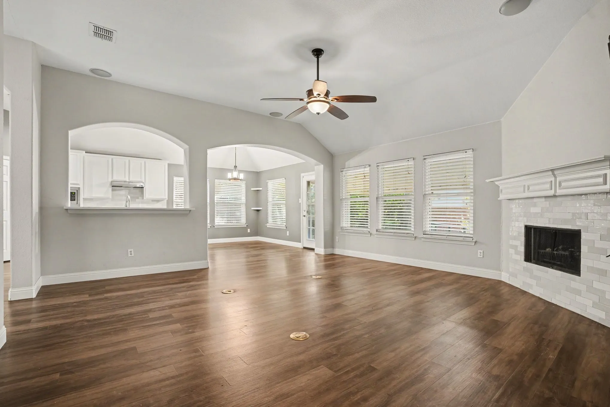 Single Family Residence For Sale in Tarrant County , 1 Mary Lou Court, Mansfield, Texas 76063, 3 Bedroom, 2 Bathroom, 2 Garage spaces, 2,293 Sqft, built in 2002, mls#21372728, Real Estate Agent in Mansfield, Homes For Sale in Tarrant county, Homes For Sale in Mansfield, Realtor in Mansfield Texas, Real Estate Brokerage Independent Realty Texas, Luminita Cordes Realtor