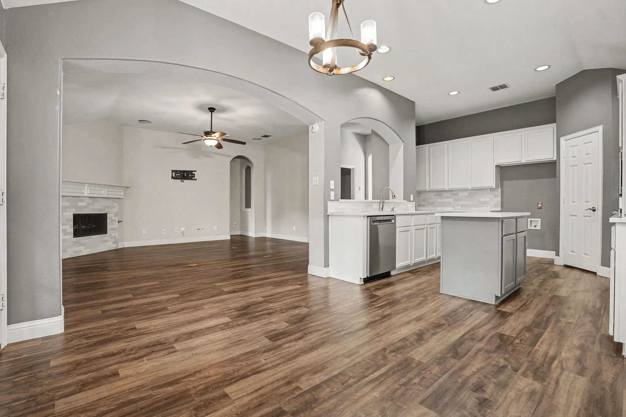 Single Family Residence For Sale in Tarrant County , 1 Mary Lou Court, Mansfield, Texas 76063, 3 Bedroom, 2 Bathroom, 2 Garage spaces, 2,293 Sqft, built in 2002, mls#21372728, Real Estate Agent in Mansfield, Homes For Sale in Tarrant county, Homes For Sale in Mansfield, Realtor in Mansfield Texas, Real Estate Brokerage Independent Realty Texas, Luminita Cordes Realtor