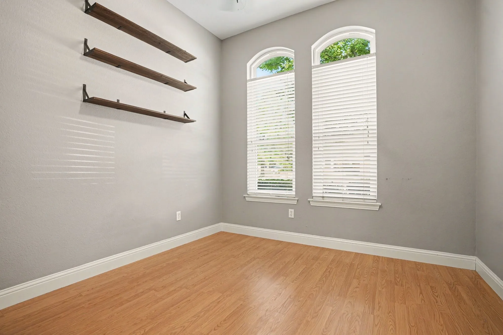 Single Family Residence For Sale in Tarrant County , 1 Mary Lou Court, Mansfield, Texas 76063, 3 Bedroom, 2 Bathroom, 2 Garage spaces, 2,293 Sqft, built in 2002, mls#21372728, Real Estate Agent in Mansfield, Homes For Sale in Tarrant county, Homes For Sale in Mansfield, Realtor in Mansfield Texas, Real Estate Brokerage Independent Realty Texas, Luminita Cordes Realtor