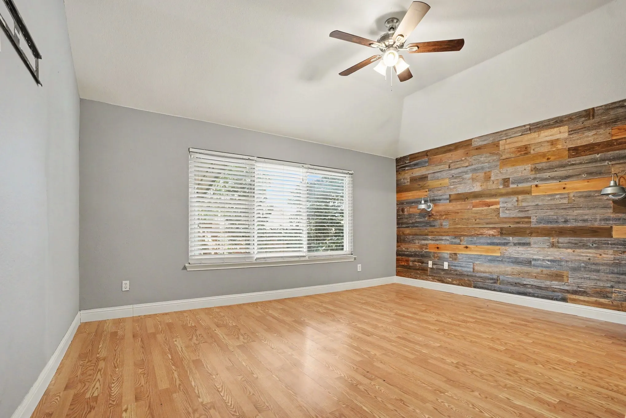 Single Family Residence For Sale in Tarrant County , 1 Mary Lou Court, Mansfield, Texas 76063, 3 Bedroom, 2 Bathroom, 2 Garage spaces, 2,293 Sqft, built in 2002, mls#21372728, Real Estate Agent in Mansfield, Homes For Sale in Tarrant county, Homes For Sale in Mansfield, Realtor in Mansfield Texas, Real Estate Brokerage Independent Realty Texas, Luminita Cordes Realtor