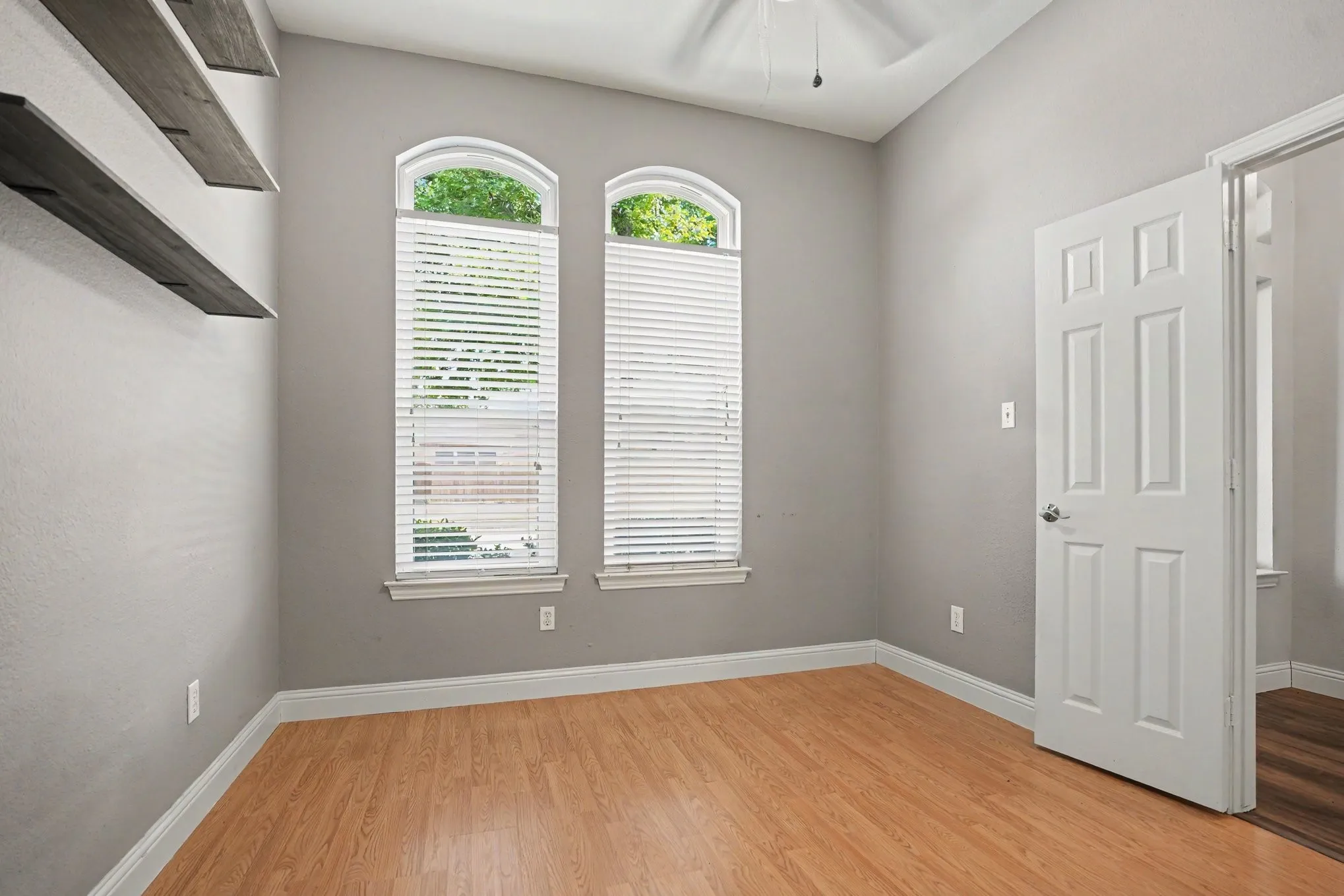 Single Family Residence For Sale in Tarrant County , 1 Mary Lou Court, Mansfield, Texas 76063, 3 Bedroom, 2 Bathroom, 2 Garage spaces, 2,293 Sqft, built in 2002, mls#21372728, Real Estate Agent in Mansfield, Homes For Sale in Tarrant county, Homes For Sale in Mansfield, Realtor in Mansfield Texas, Real Estate Brokerage Independent Realty Texas, Luminita Cordes Realtor