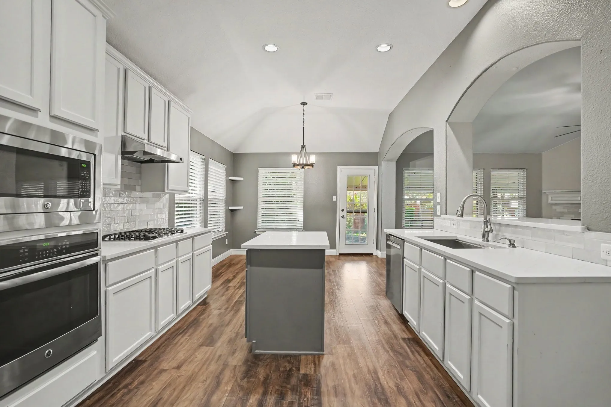 Single Family Residence For Sale in Tarrant County , 1 Mary Lou Court, Mansfield, Texas 76063, 3 Bedroom, 2 Bathroom, 2 Garage spaces, 2,293 Sqft, built in 2002, mls#21372728, Real Estate Agent in Mansfield, Homes For Sale in Tarrant county, Homes For Sale in Mansfield, Realtor in Mansfield Texas, Real Estate Brokerage Independent Realty Texas, Luminita Cordes Realtor