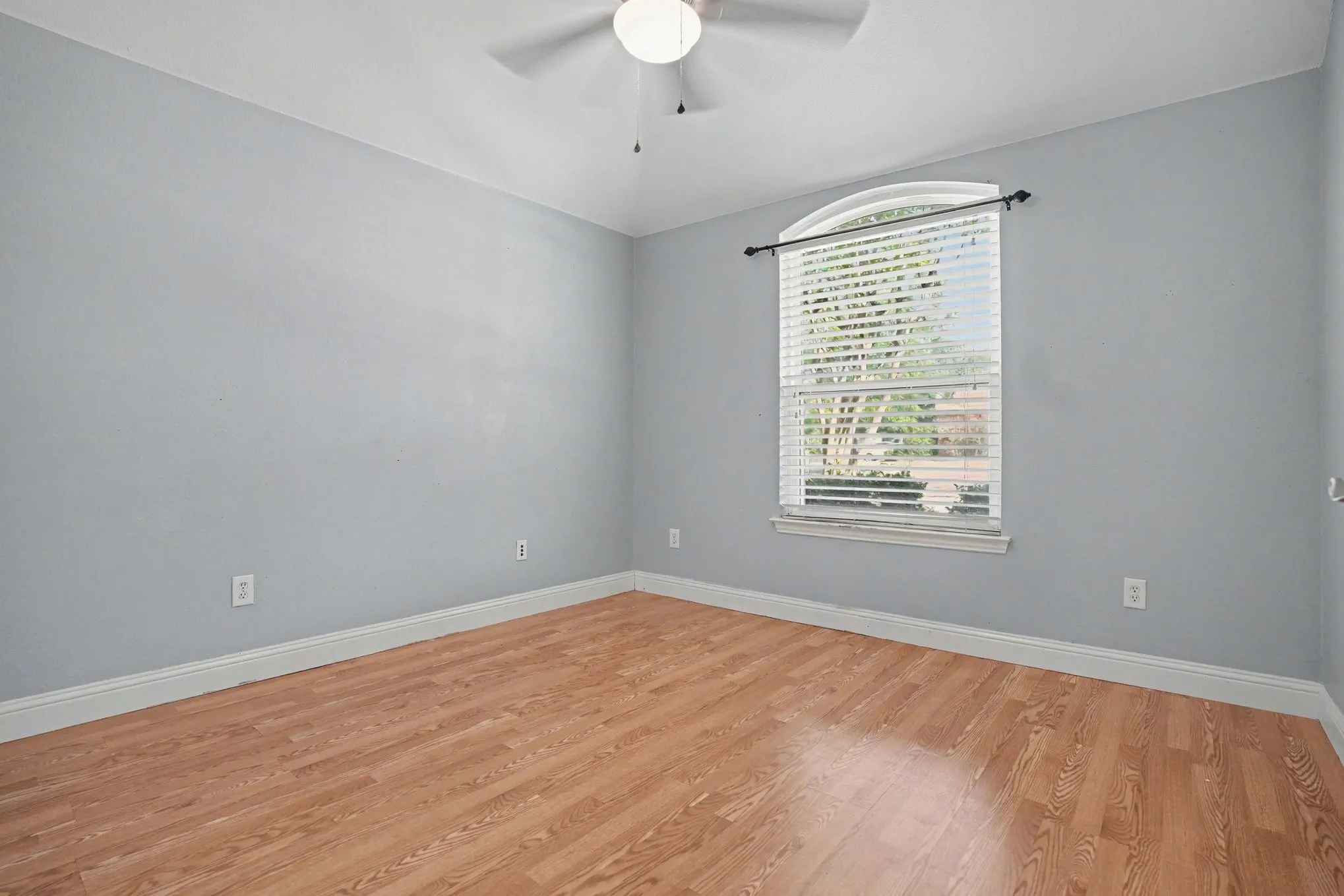 Single Family Residence For Sale in Tarrant County , 1 Mary Lou Court, Mansfield, Texas 76063, 3 Bedroom, 2 Bathroom, 2 Garage spaces, 2,293 Sqft, built in 2002, mls#21372728, Real Estate Agent in Mansfield, Homes For Sale in Tarrant county, Homes For Sale in Mansfield, Realtor in Mansfield Texas, Real Estate Brokerage Independent Realty Texas, Luminita Cordes Realtor