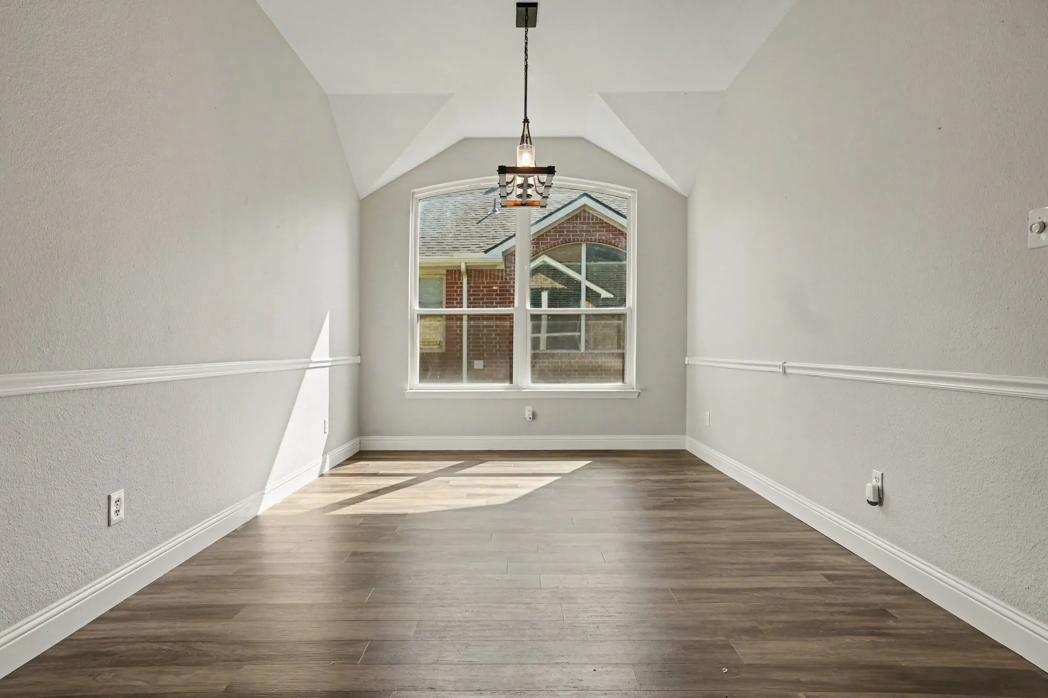 Single Family Residence For Sale in Tarrant County , 1 Mary Lou Court, Mansfield, Texas 76063, 3 Bedroom, 2 Bathroom, 2 Garage spaces, 2,293 Sqft, built in 2002, mls#21372728, Real Estate Agent in Mansfield, Homes For Sale in Tarrant county, Homes For Sale in Mansfield, Realtor in Mansfield Texas, Real Estate Brokerage Independent Realty Texas, Luminita Cordes Realtor