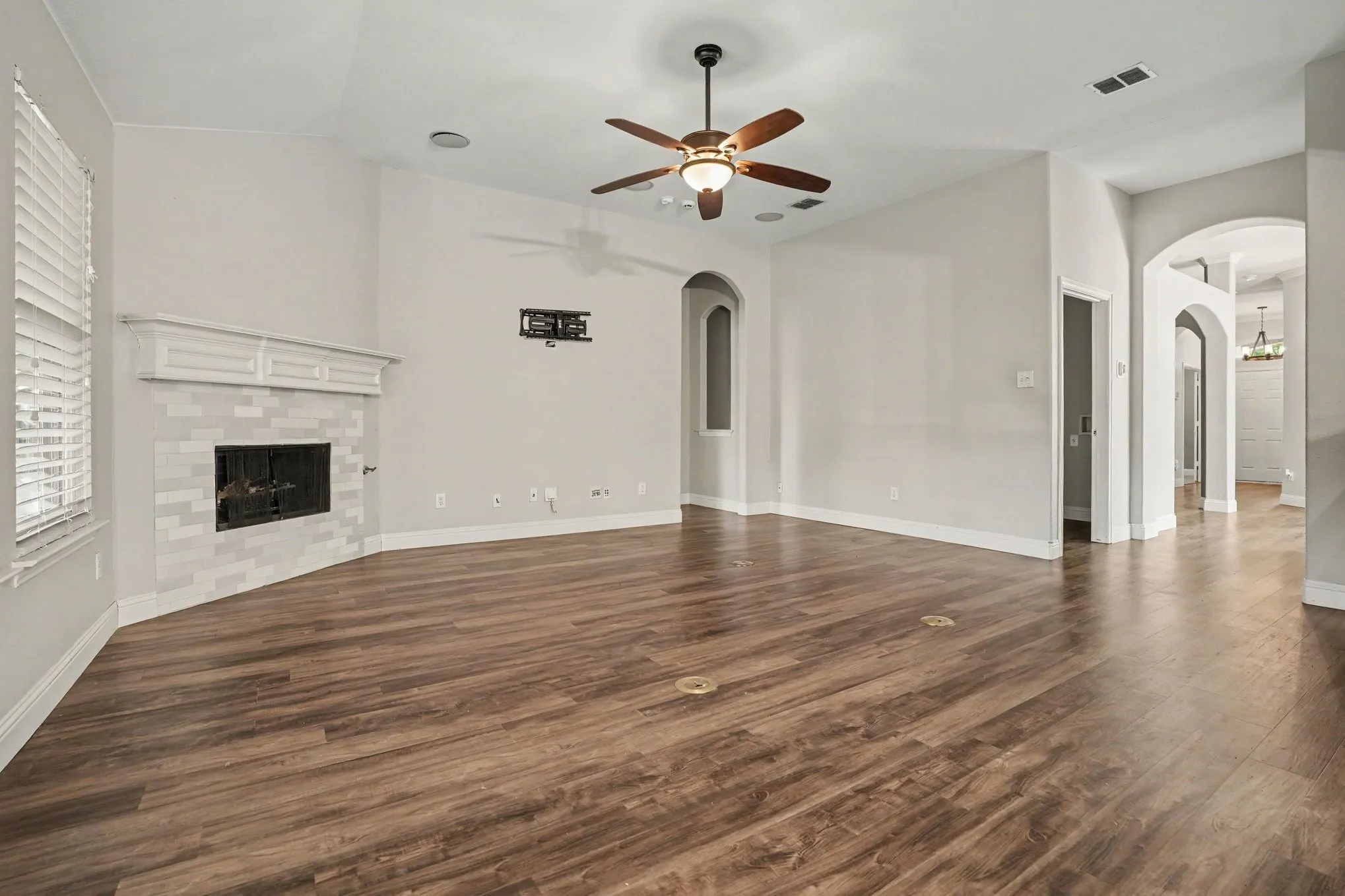 Single Family Residence For Sale in Tarrant County , 1 Mary Lou Court, Mansfield, Texas 76063, 3 Bedroom, 2 Bathroom, 2 Garage spaces, 2,293 Sqft, built in 2002, mls#21372728, Real Estate Agent in Mansfield, Homes For Sale in Tarrant county, Homes For Sale in Mansfield, Realtor in Mansfield Texas, Real Estate Brokerage Independent Realty Texas, Luminita Cordes Realtor