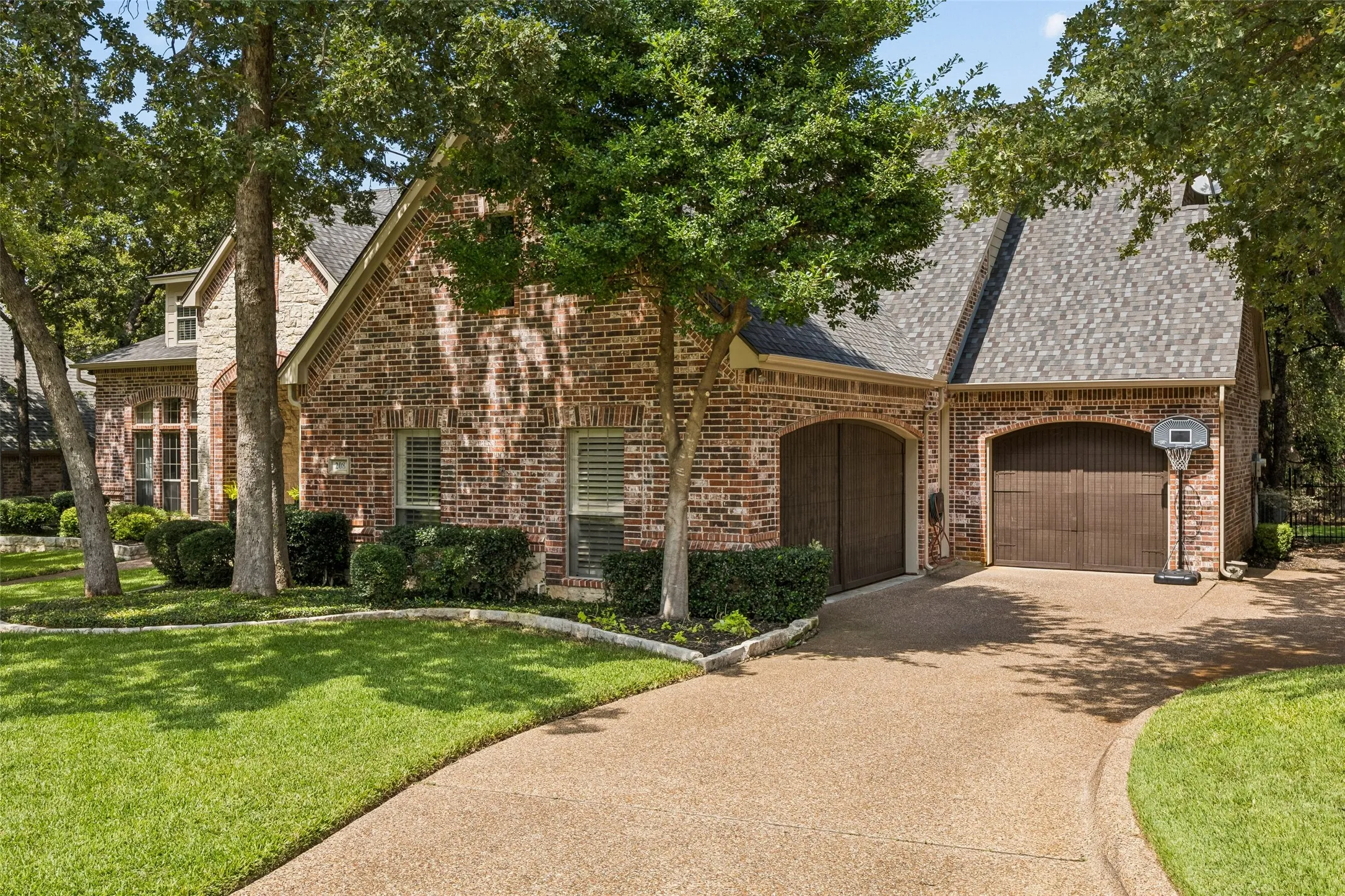 Single Family Residence For Sale in Tarrant County , 208 Polo Trail, Colleyville, Texas 76034, 4 Bedroom, 4 Bathroom, 3 Garage spaces, 4,699 Sqft, built in 1998, mls#21375046, Real Estate Agent in Colleyville, Homes For Sale in Tarrant county, Homes For Sale in Colleyville, Realtor in Colleyville Texas, Real Estate Brokerage Independent Realty Texas, Luminita Cordes Realtor