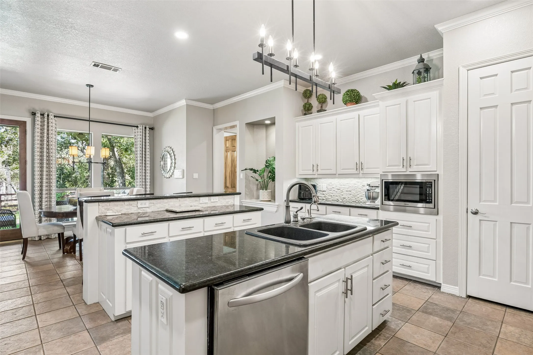 Single Family Residence For Sale in Tarrant County , 208 Polo Trail, Colleyville, Texas 76034, 4 Bedroom, 4 Bathroom, 3 Garage spaces, 4,699 Sqft, built in 1998, mls#21375046, Real Estate Agent in Colleyville, Homes For Sale in Tarrant county, Homes For Sale in Colleyville, Realtor in Colleyville Texas, Real Estate Brokerage Independent Realty Texas, Luminita Cordes Realtor