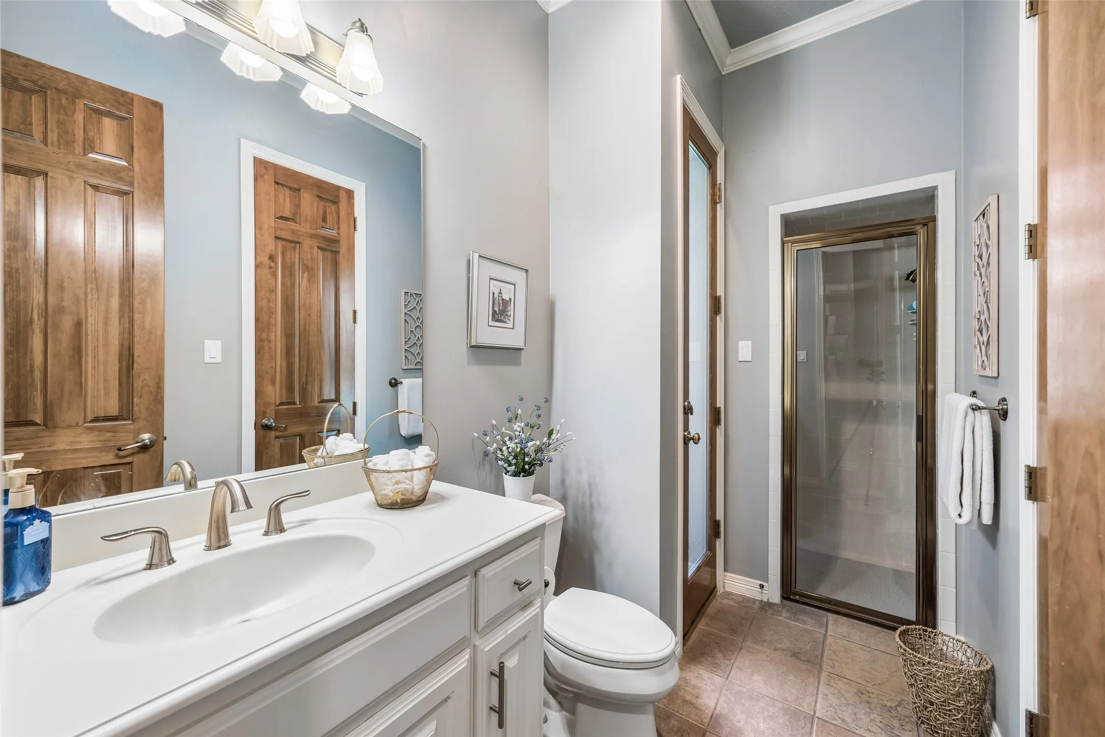 Full ensuite bathroom