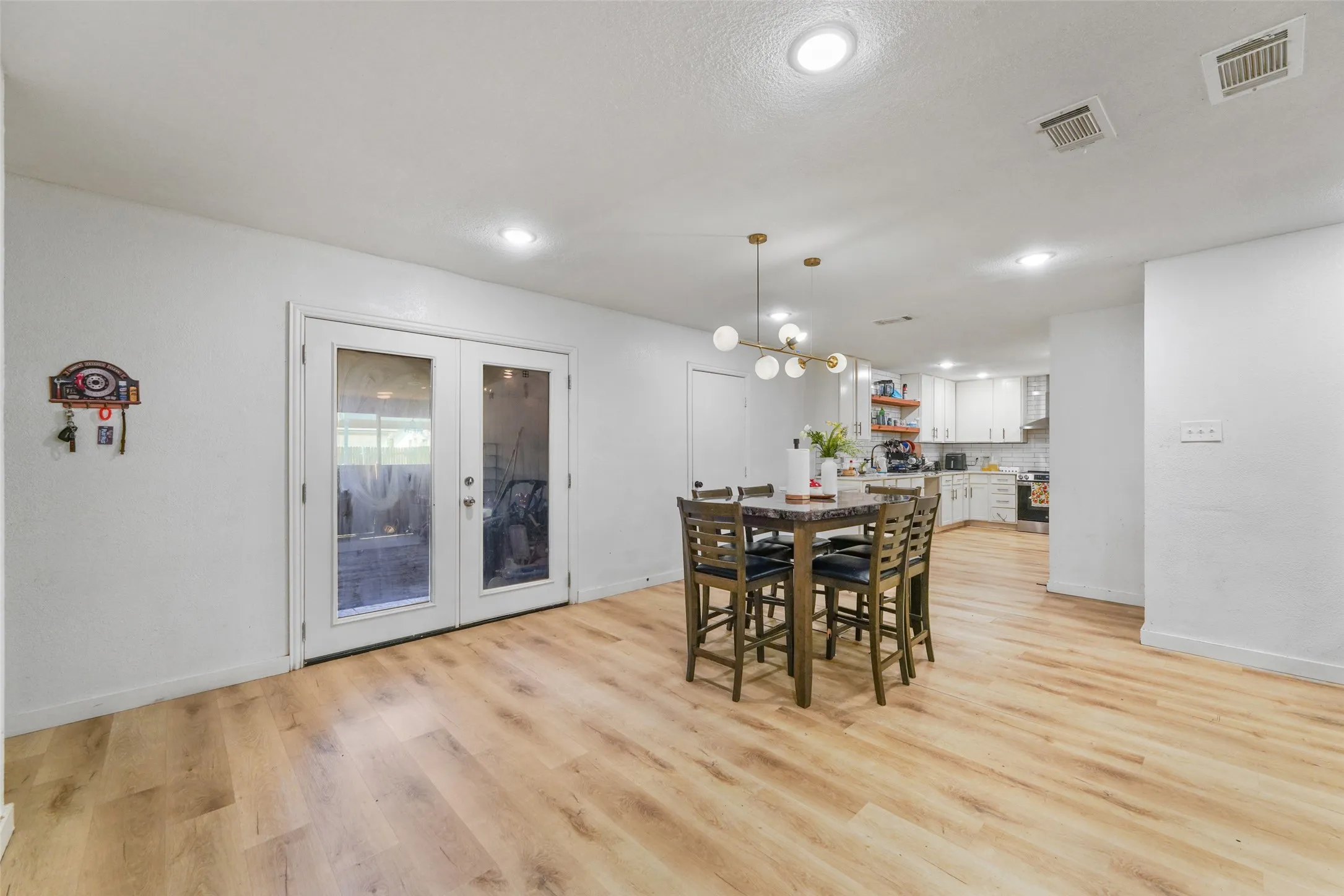 Single Family Residence For Sale in Dallas County , 2108 Meadow Lark, Irving, Texas 75060, 6 Bedroom, 3 Bathroom, Garage spaces, 1,839 Sqft, built in 1967, mls#21372331, Real Estate Agent in Irving, Homes For Sale in Dallas county, Homes For Sale in Irving, Realtor in Irving Texas, Real Estate Brokerage Independent Realty Texas, Luminita Cordes Realtor