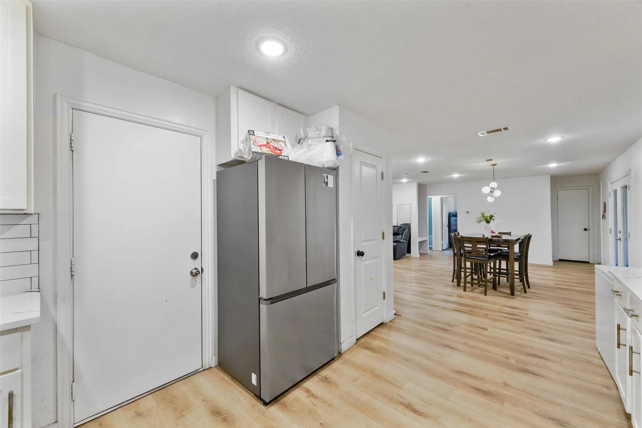 Single Family Residence For Sale in Dallas County , 2108 Meadow Lark, Irving, Texas 75060, 6 Bedroom, 3 Bathroom, Garage spaces, 1,839 Sqft, built in 1967, mls#21372331, Real Estate Agent in Irving, Homes For Sale in Dallas county, Homes For Sale in Irving, Realtor in Irving Texas, Real Estate Brokerage Independent Realty Texas, Luminita Cordes Realtor