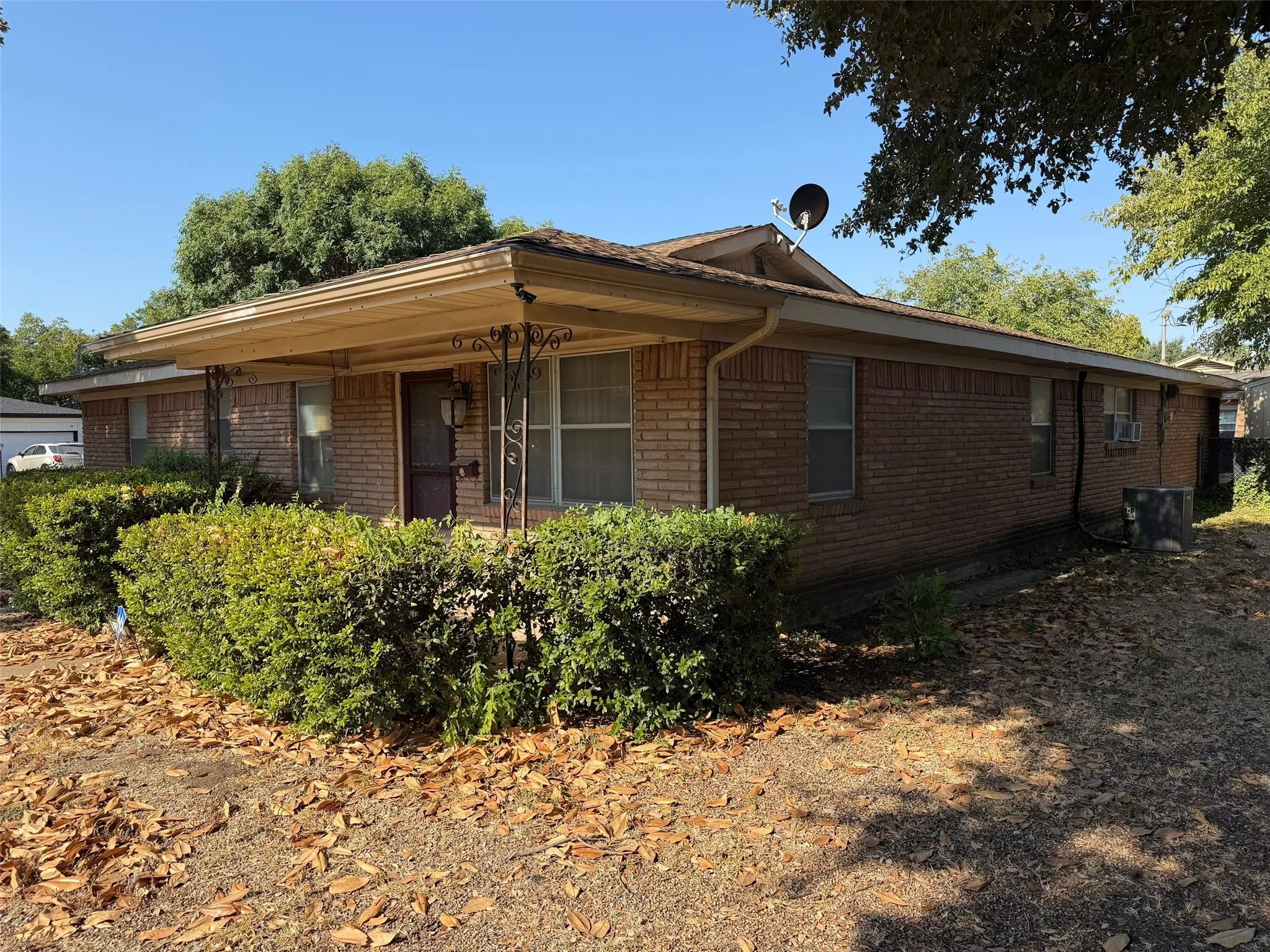 Single Family Residence For Sale in Tarrant County , 2121 Elton Road, Haltom City, Texas 76117, 3 Bedroom, 2 Bathroom, 2 Garage spaces, 1,954 Sqft, built in 1959, mls#21375183, Real Estate Agent in Haltom City, Homes For Sale in Tarrant county, Homes For Sale in Haltom City, Realtor in Haltom City Texas, Real Estate Brokerage Independent Realty Texas, Luminita Cordes Realtor