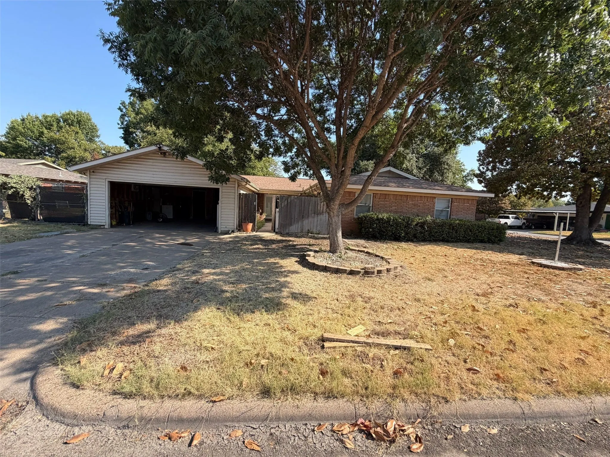 Single Family Residence For Sale in Tarrant County , 2121 Elton Road, Haltom City, Texas 76117, 3 Bedroom, 2 Bathroom, 2 Garage spaces, 1,954 Sqft, built in 1959, mls#21375183, Real Estate Agent in Haltom City, Homes For Sale in Tarrant county, Homes For Sale in Haltom City, Realtor in Haltom City Texas, Real Estate Brokerage Independent Realty Texas, Luminita Cordes Realtor