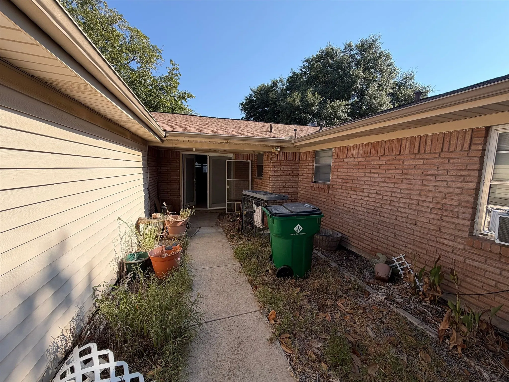 Single Family Residence For Sale in Tarrant County , 2121 Elton Road, Haltom City, Texas 76117, 3 Bedroom, 2 Bathroom, 2 Garage spaces, 1,954 Sqft, built in 1959, mls#21375183, Real Estate Agent in Haltom City, Homes For Sale in Tarrant county, Homes For Sale in Haltom City, Realtor in Haltom City Texas, Real Estate Brokerage Independent Realty Texas, Luminita Cordes Realtor
