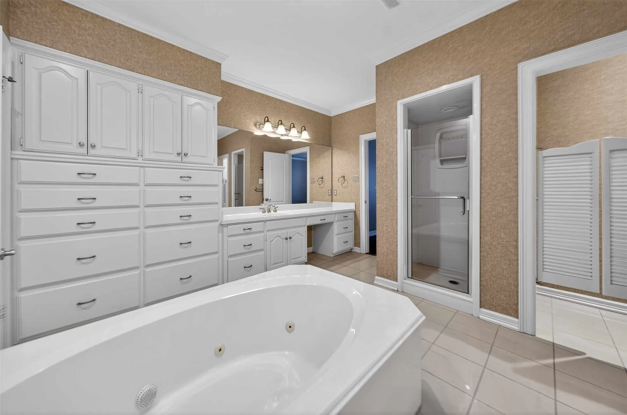Single Family Residence For Sale in Smith County , 504 Hyde Park Drive, Tyler, Texas 75701, 3 Bedroom, 3 Bathroom, 2 Garage spaces, 3,386 Sqft, built in 1990, mls#21375211, Real Estate Agent in Tyler, Homes For Sale in Smith county, Homes For Sale in Tyler, Realtor in Tyler Texas, Real Estate Brokerage Independent Realty Texas, Luminita Cordes Realtor