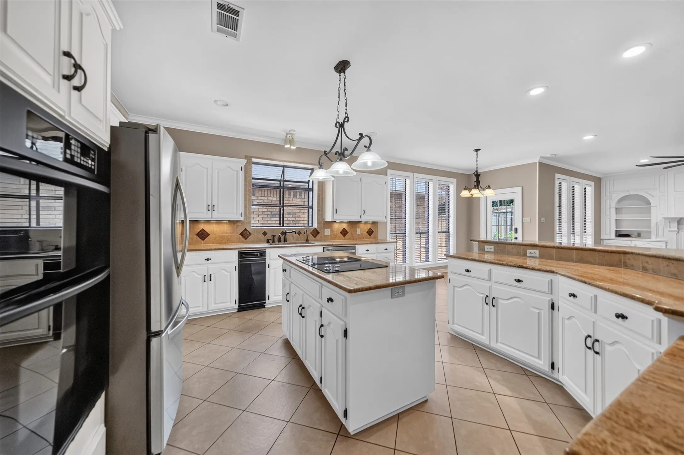 Single Family Residence For Sale in Smith County , 504 Hyde Park Drive, Tyler, Texas 75701, 3 Bedroom, 3 Bathroom, 2 Garage spaces, 3,386 Sqft, built in 1990, mls#21375211, Real Estate Agent in Tyler, Homes For Sale in Smith county, Homes For Sale in Tyler, Realtor in Tyler Texas, Real Estate Brokerage Independent Realty Texas, Luminita Cordes Realtor