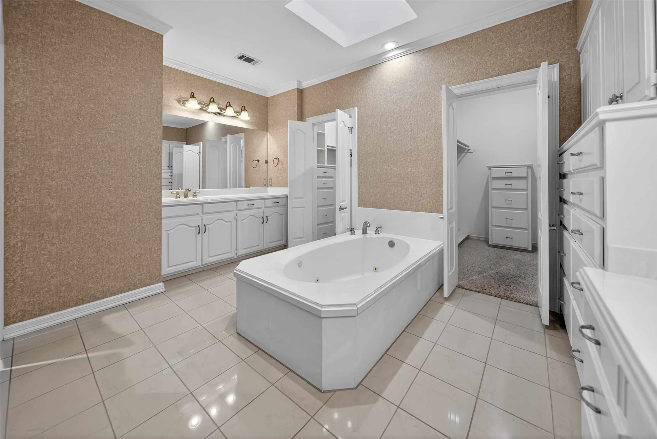 Single Family Residence For Sale in Smith County , 504 Hyde Park Drive, Tyler, Texas 75701, 3 Bedroom, 3 Bathroom, 2 Garage spaces, 3,386 Sqft, built in 1990, mls#21375211, Real Estate Agent in Tyler, Homes For Sale in Smith county, Homes For Sale in Tyler, Realtor in Tyler Texas, Real Estate Brokerage Independent Realty Texas, Luminita Cordes Realtor