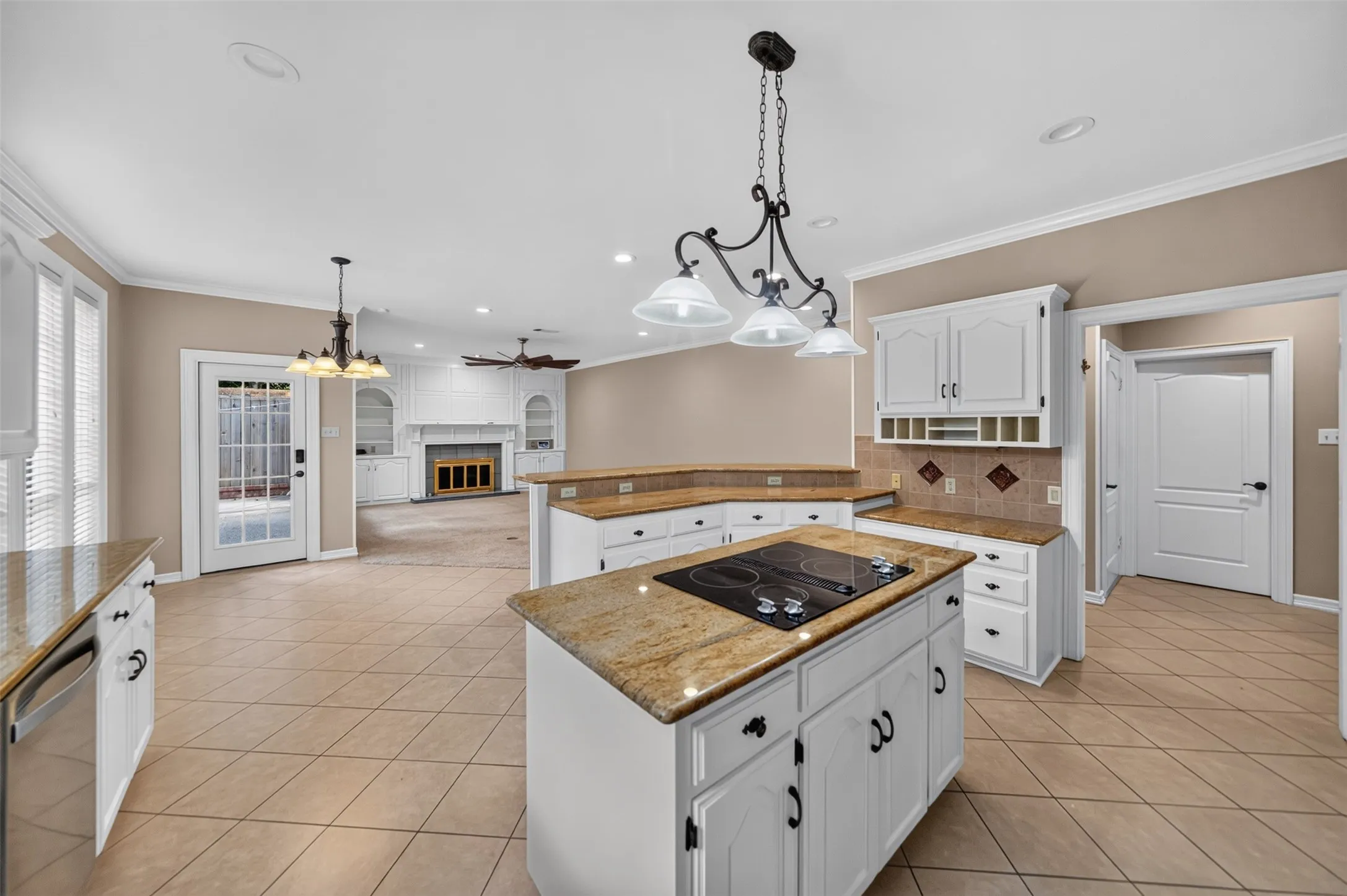 Single Family Residence For Sale in Smith County , 504 Hyde Park Drive, Tyler, Texas 75701, 3 Bedroom, 3 Bathroom, 2 Garage spaces, 3,386 Sqft, built in 1990, mls#21375211, Real Estate Agent in Tyler, Homes For Sale in Smith county, Homes For Sale in Tyler, Realtor in Tyler Texas, Real Estate Brokerage Independent Realty Texas, Luminita Cordes Realtor