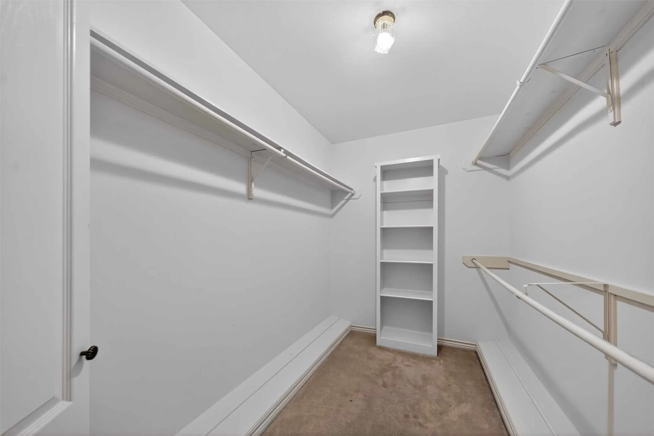 Single Family Residence For Sale in Smith County , 504 Hyde Park Drive, Tyler, Texas 75701, 3 Bedroom, 3 Bathroom, 2 Garage spaces, 3,386 Sqft, built in 1990, mls#21375211, Real Estate Agent in Tyler, Homes For Sale in Smith county, Homes For Sale in Tyler, Realtor in Tyler Texas, Real Estate Brokerage Independent Realty Texas, Luminita Cordes Realtor