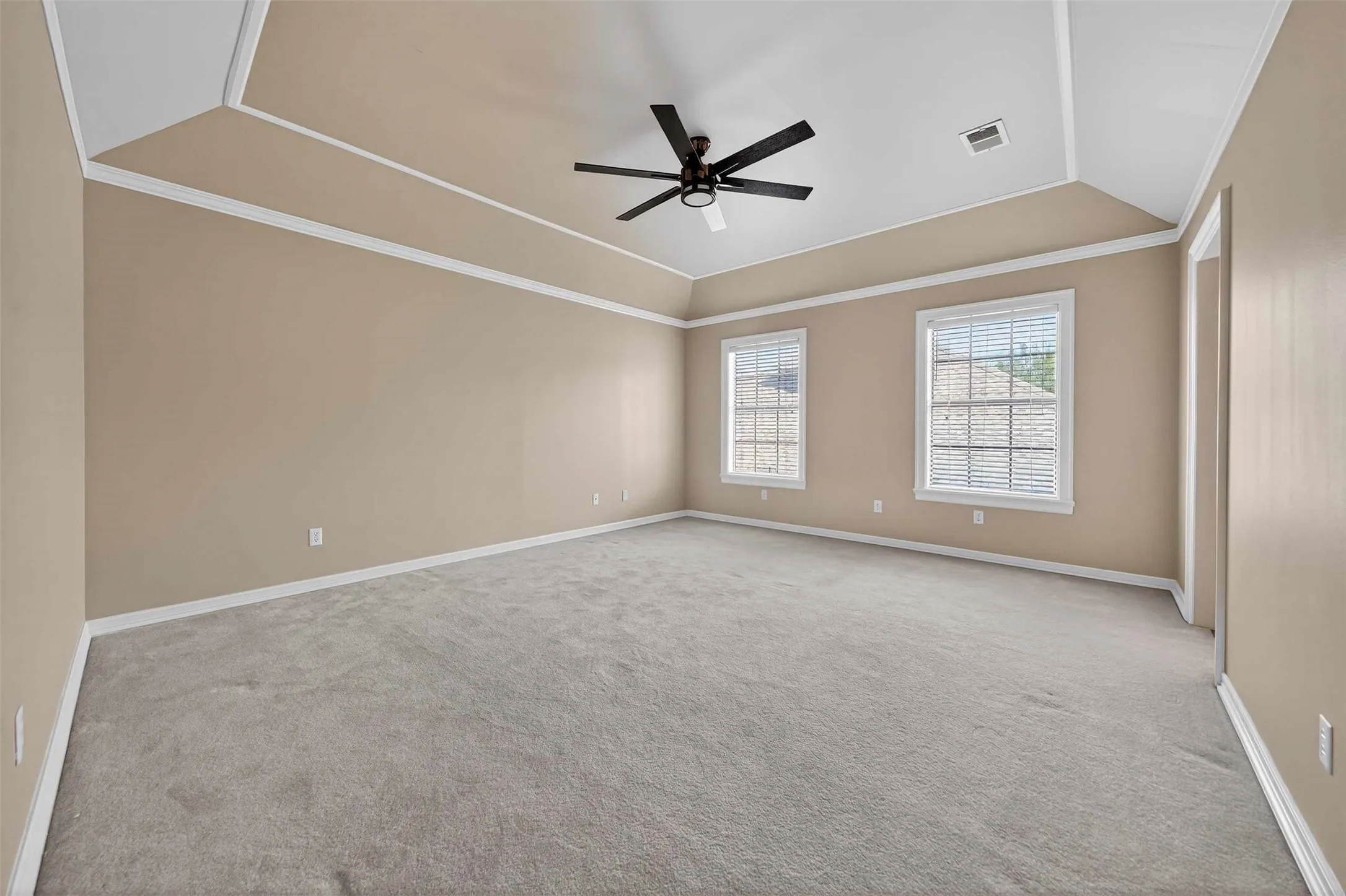 Single Family Residence For Sale in Smith County , 504 Hyde Park Drive, Tyler, Texas 75701, 3 Bedroom, 3 Bathroom, 2 Garage spaces, 3,386 Sqft, built in 1990, mls#21375211, Real Estate Agent in Tyler, Homes For Sale in Smith county, Homes For Sale in Tyler, Realtor in Tyler Texas, Real Estate Brokerage Independent Realty Texas, Luminita Cordes Realtor