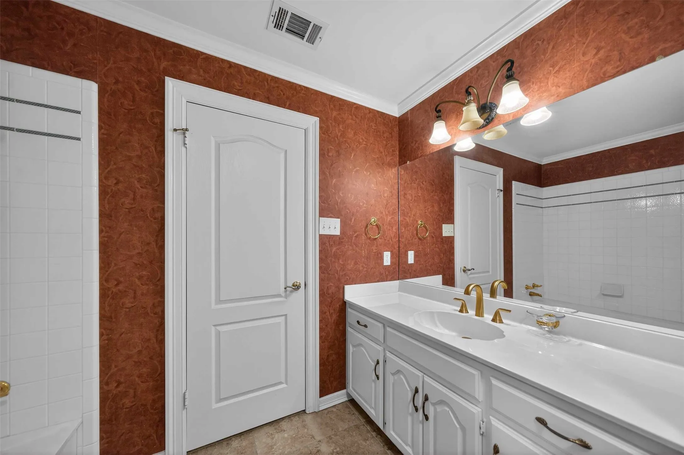 Single Family Residence For Sale in Smith County , 504 Hyde Park Drive, Tyler, Texas 75701, 3 Bedroom, 3 Bathroom, 2 Garage spaces, 3,386 Sqft, built in 1990, mls#21375211, Real Estate Agent in Tyler, Homes For Sale in Smith county, Homes For Sale in Tyler, Realtor in Tyler Texas, Real Estate Brokerage Independent Realty Texas, Luminita Cordes Realtor