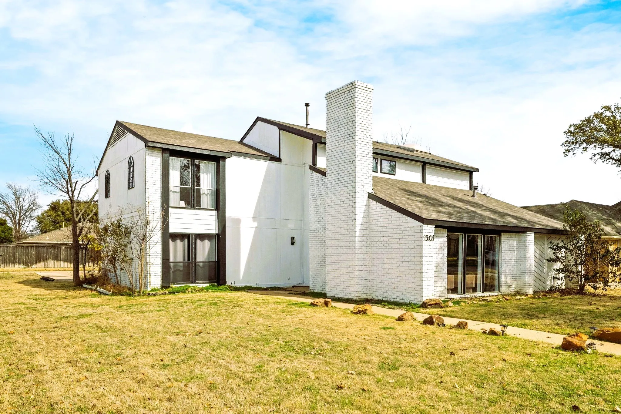 Single Family Residence For Rent in Dallas County , 1301 N Trail Drive, Carrollton, Texas 75006, 4 Bedroom, 3 Bathroom, 2 Garage spaces, 2,696 Sqft, built in 1977, mls#21375212, Real Estate Agent in Carrollton, Homes For Rent in Dallas county, Homes For Rent in Carrollton, Realtor in Carrollton Texas, Real Estate Brokerage Independent Realty Texas, Luminita Cordes Realtor