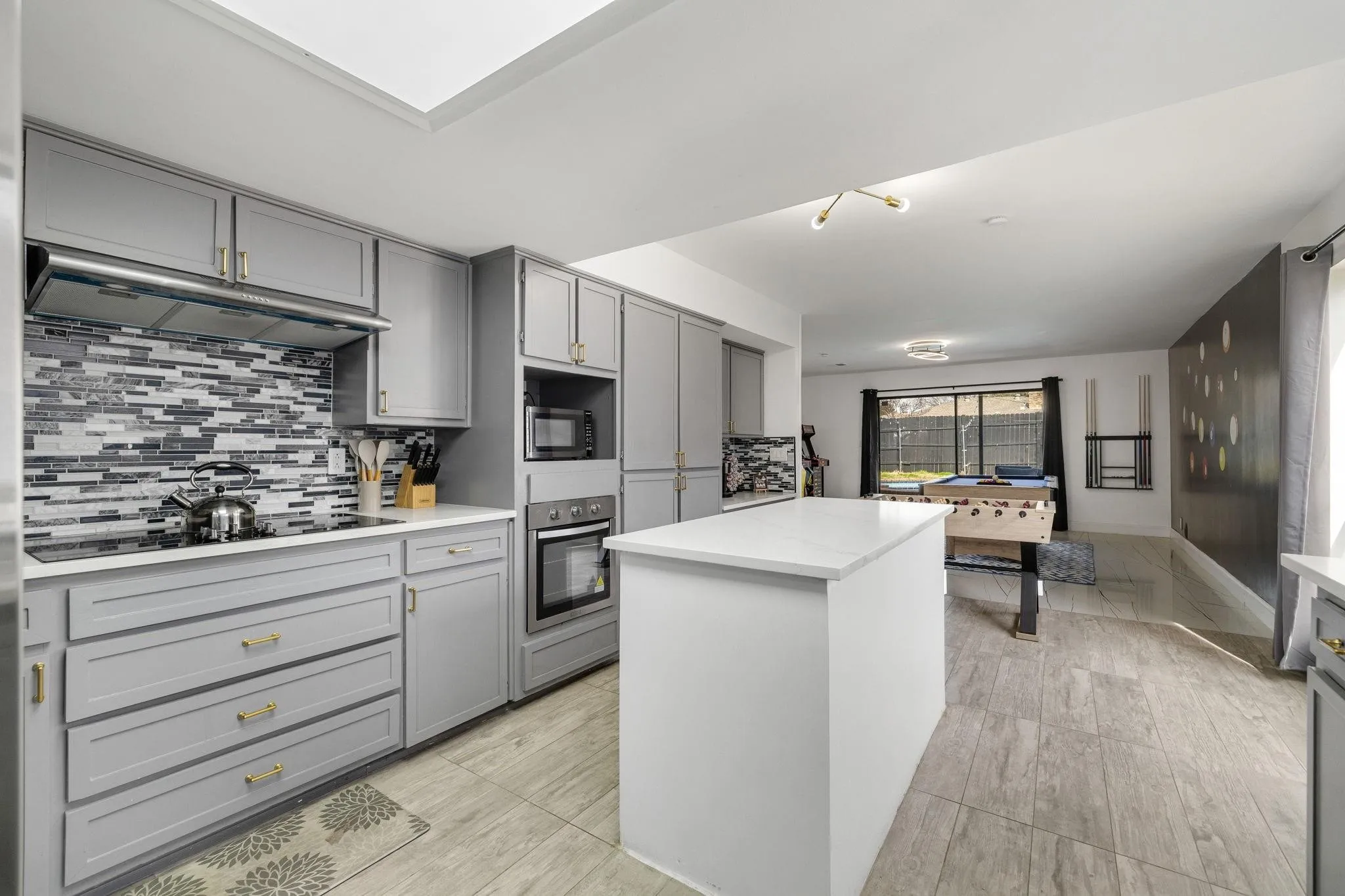 Single Family Residence For Rent in Dallas County , 1301 N Trail Drive, Carrollton, Texas 75006, 4 Bedroom, 3 Bathroom, 2 Garage spaces, 2,696 Sqft, built in 1977, mls#21375212, Real Estate Agent in Carrollton, Homes For Rent in Dallas county, Homes For Rent in Carrollton, Realtor in Carrollton Texas, Real Estate Brokerage Independent Realty Texas, Luminita Cordes Realtor