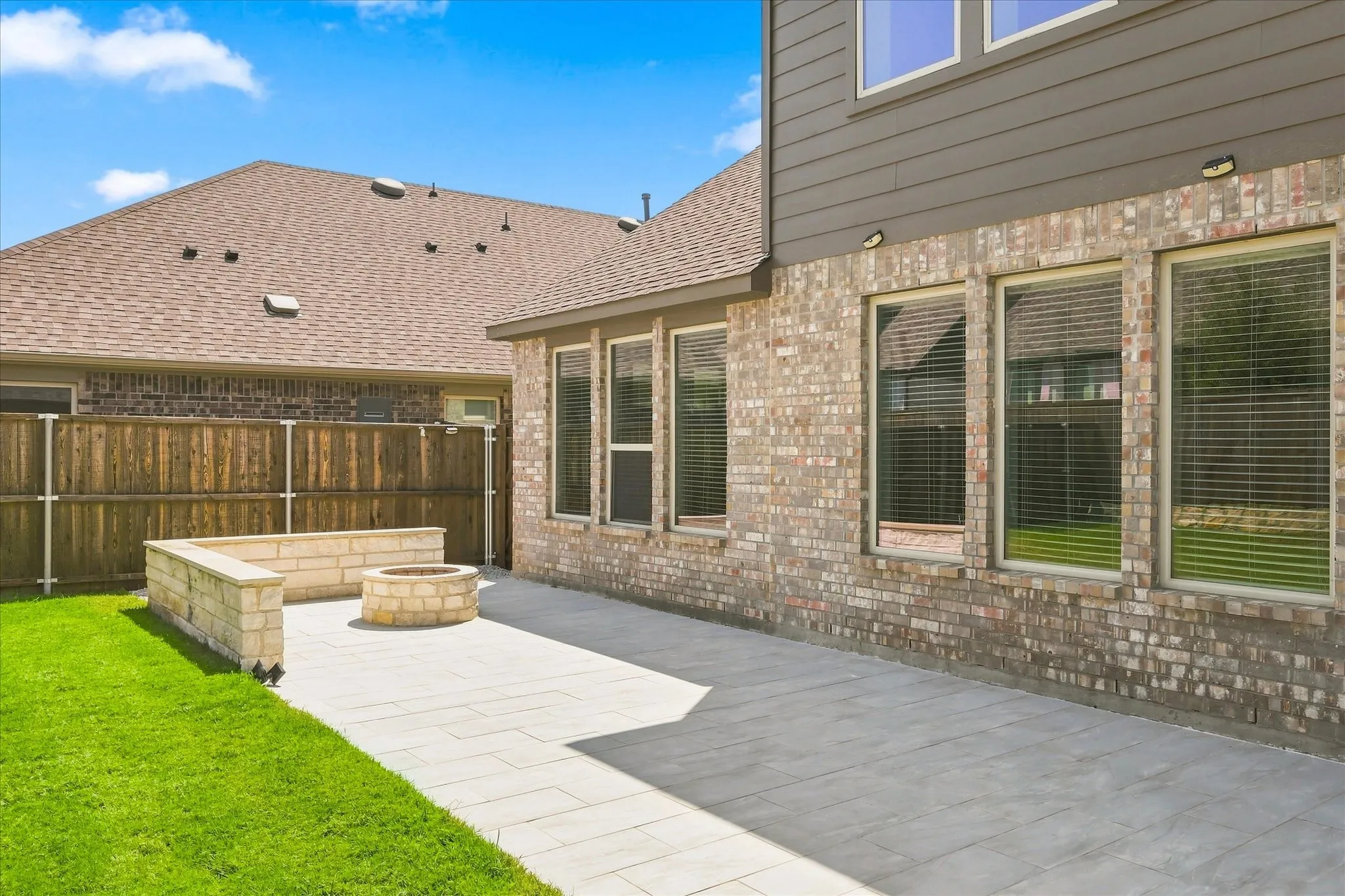 Single Family Residence For Sale in Denton County , 1005 Rosebay Drive, Fort Worth, Texas 76247, 3 Bedroom, 3 Bathroom, 2 Garage spaces, 2,677 Sqft, built in 2022, mls#21373406, Real Estate Agent in Fort Worth, Homes For Sale in Denton county, Homes For Sale in Fort Worth, Realtor in Fort Worth Texas, Real Estate Brokerage Independent Realty Texas, Luminita Cordes Realtor