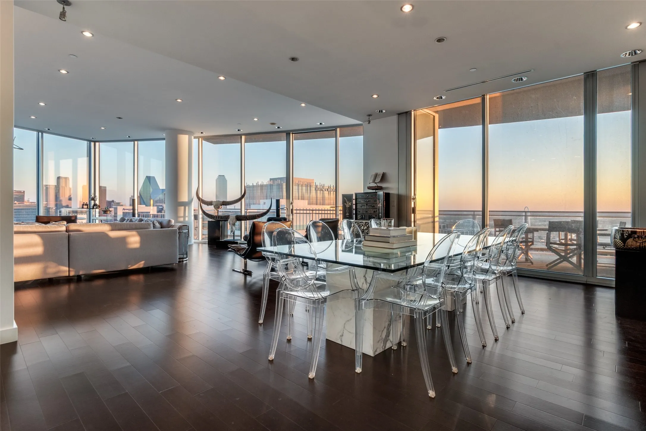 Condominium For Sale in Dallas County , 2900 Mckinnon Street 2701, Dallas, Texas 75201, 2 Bedroom, 3 Bathroom, 4 Garage spaces, 2,607 Sqft, built in 2005, mls#21375094, Real Estate Agent in Dallas, Homes For Sale in Dallas county, Homes For Sale in Dallas, Realtor in Dallas Texas, Real Estate Brokerage Independent Realty Texas, Luminita Cordes Realtor