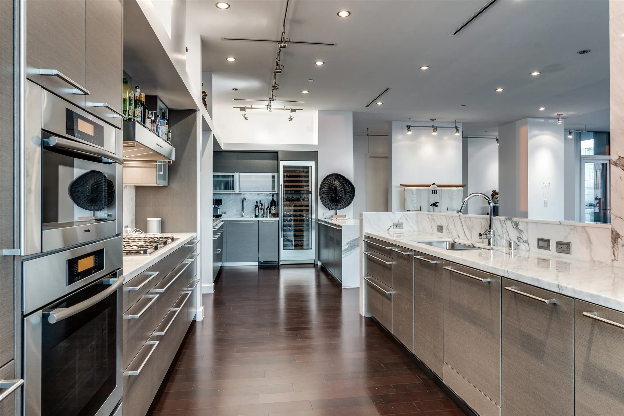 Condominium For Sale in Dallas County , 2900 Mckinnon Street 2701, Dallas, Texas 75201, 2 Bedroom, 3 Bathroom, 4 Garage spaces, 2,607 Sqft, built in 2005, mls#21375094, Real Estate Agent in Dallas, Homes For Sale in Dallas county, Homes For Sale in Dallas, Realtor in Dallas Texas, Real Estate Brokerage Independent Realty Texas, Luminita Cordes Realtor
