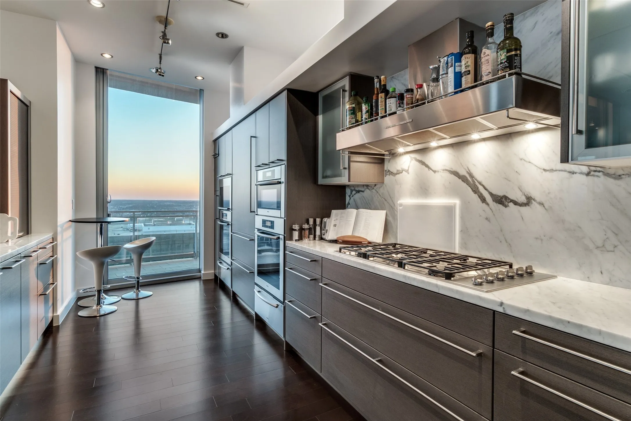 Condominium For Sale in Dallas County , 2900 Mckinnon Street 2701, Dallas, Texas 75201, 2 Bedroom, 3 Bathroom, 4 Garage spaces, 2,607 Sqft, built in 2005, mls#21375094, Real Estate Agent in Dallas, Homes For Sale in Dallas county, Homes For Sale in Dallas, Realtor in Dallas Texas, Real Estate Brokerage Independent Realty Texas, Luminita Cordes Realtor
