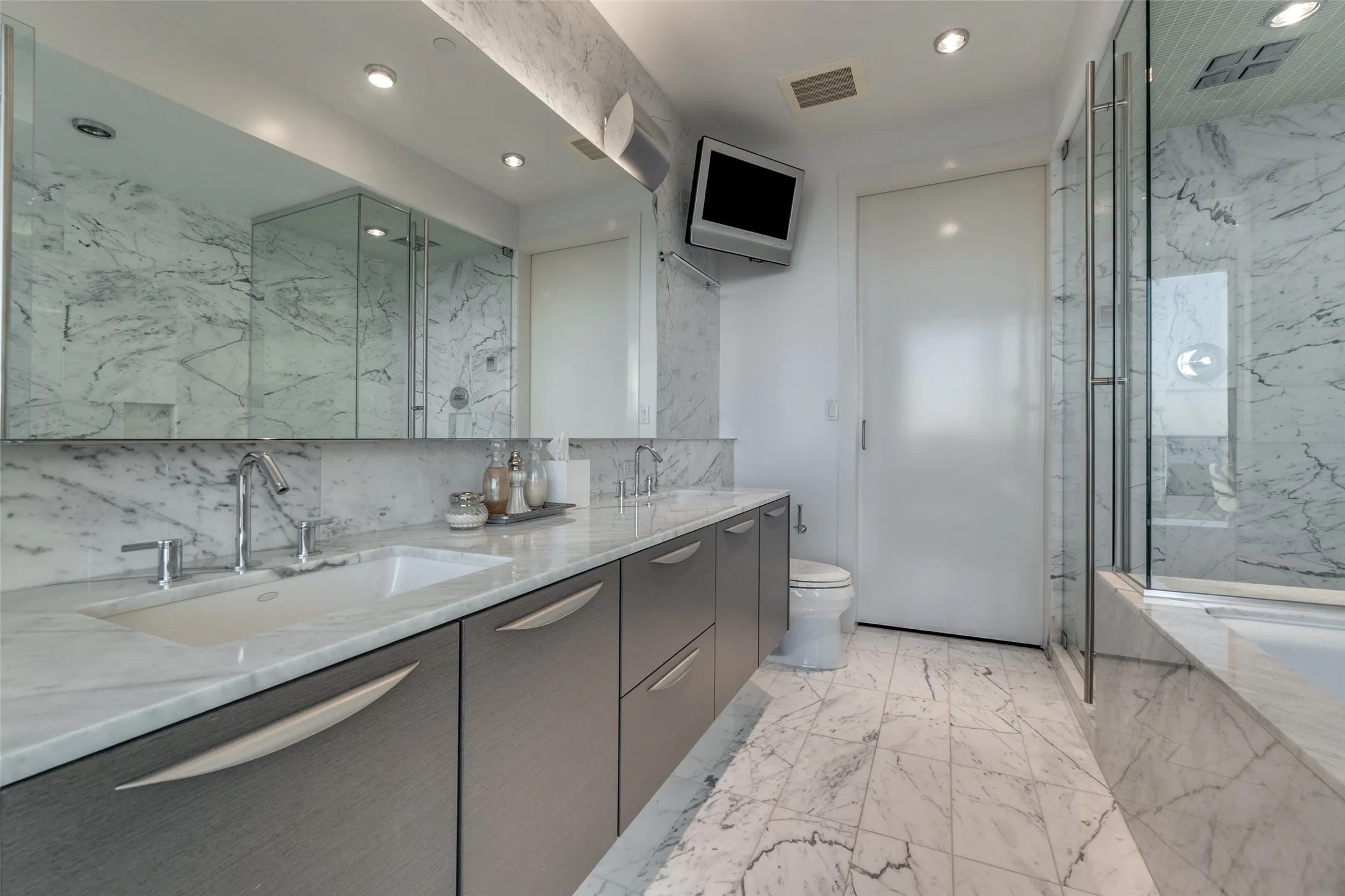 Condominium For Sale in Dallas County , 2900 Mckinnon Street 2701, Dallas, Texas 75201, 2 Bedroom, 3 Bathroom, 4 Garage spaces, 2,607 Sqft, built in 2005, mls#21375094, Real Estate Agent in Dallas, Homes For Sale in Dallas county, Homes For Sale in Dallas, Realtor in Dallas Texas, Real Estate Brokerage Independent Realty Texas, Luminita Cordes Realtor