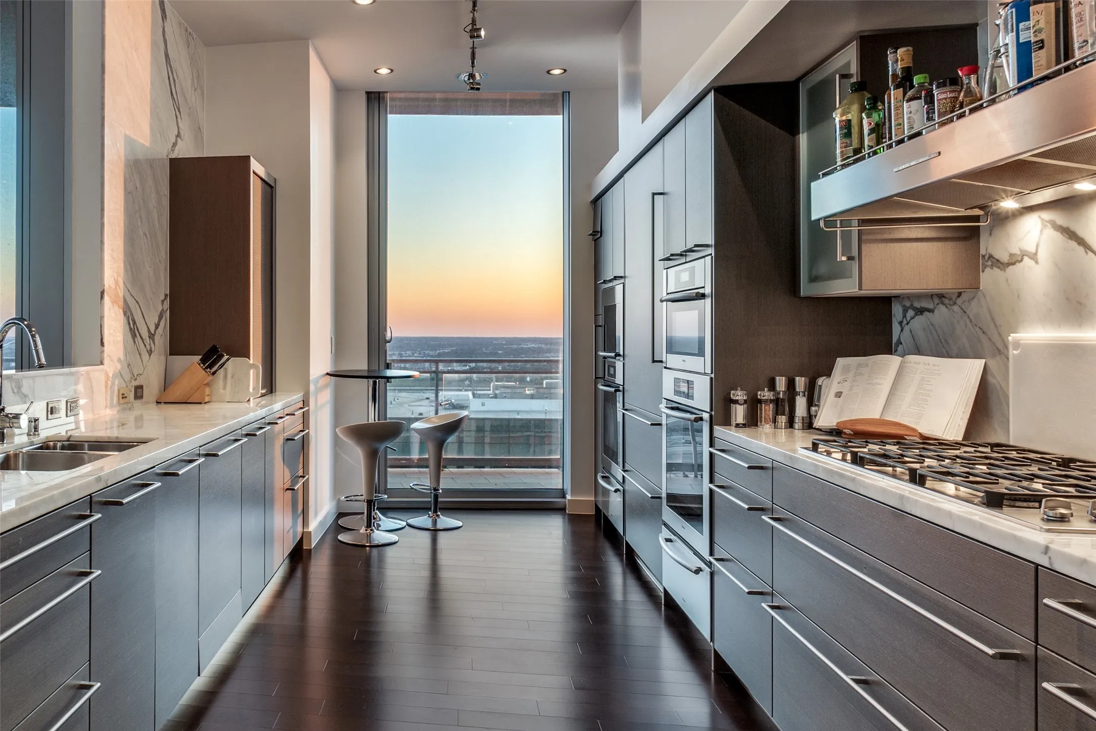 Condominium For Sale in Dallas County , 2900 Mckinnon Street 2701, Dallas, Texas 75201, 2 Bedroom, 3 Bathroom, 4 Garage spaces, 2,607 Sqft, built in 2005, mls#21375094, Real Estate Agent in Dallas, Homes For Sale in Dallas county, Homes For Sale in Dallas, Realtor in Dallas Texas, Real Estate Brokerage Independent Realty Texas, Luminita Cordes Realtor