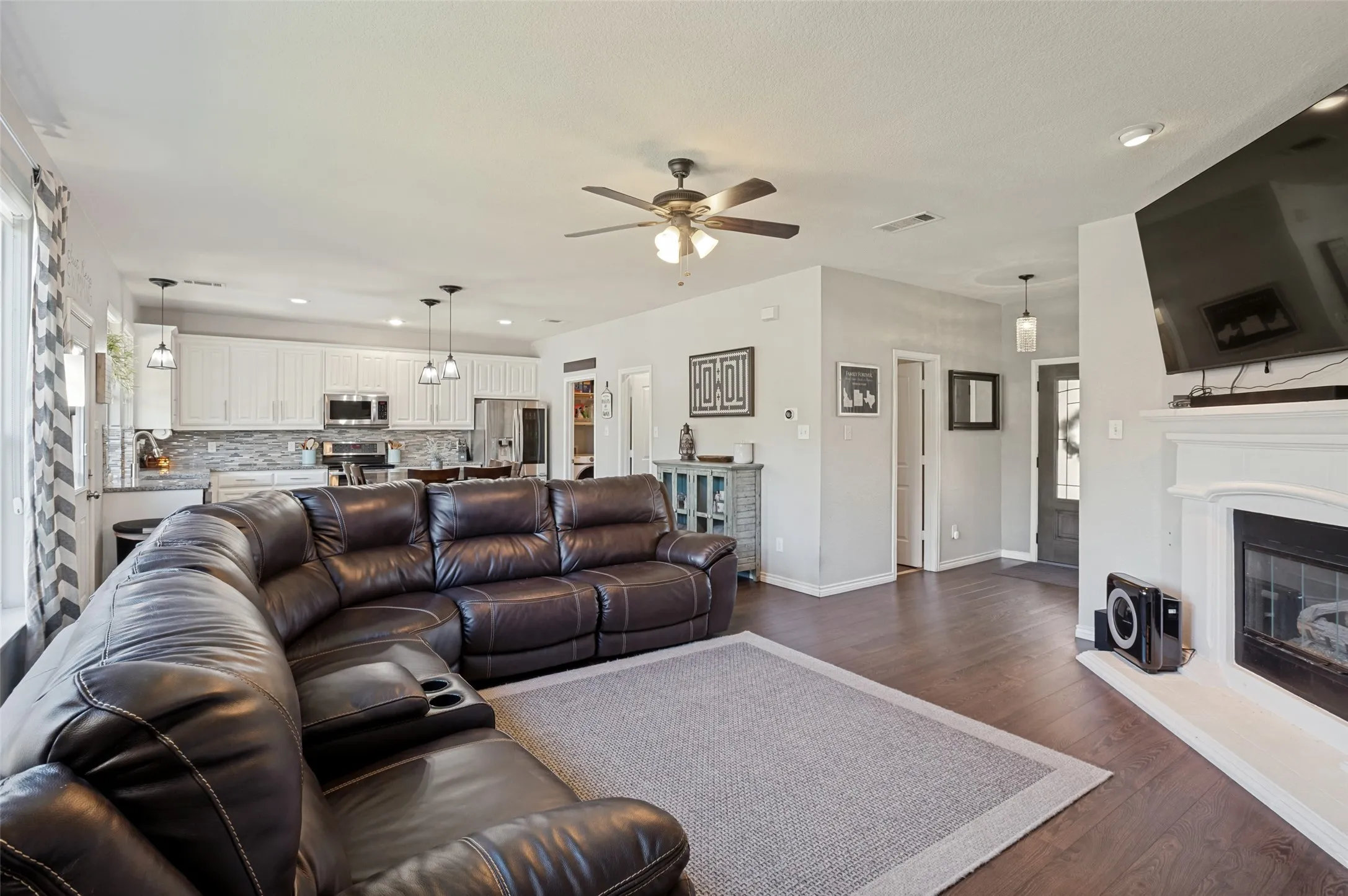 Single Family Residence For Sale in Dallas County , 3039 Stallion Crossing, Irving, Texas 75060, 3 Bedroom, 3 Bathroom, 2 Garage spaces, 2,105 Sqft, built in 2006, mls#21375136, Real Estate Agent in Irving, Homes For Sale in Dallas county, Homes For Sale in Irving, Realtor in Irving Texas, Real Estate Brokerage Independent Realty Texas, Luminita Cordes Realtor