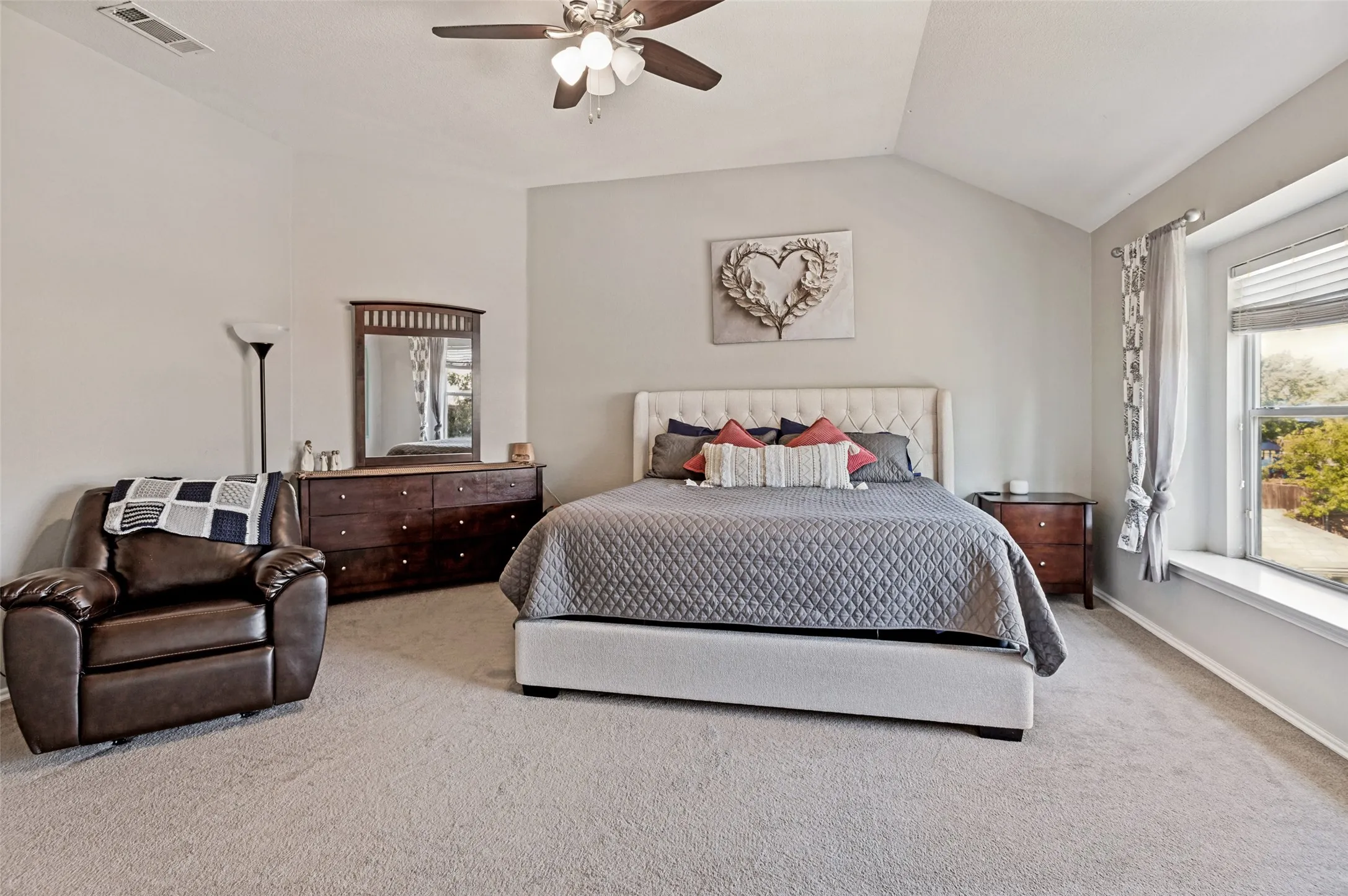 Single Family Residence For Sale in Dallas County , 3039 Stallion Crossing, Irving, Texas 75060, 3 Bedroom, 3 Bathroom, 2 Garage spaces, 2,105 Sqft, built in 2006, mls#21375136, Real Estate Agent in Irving, Homes For Sale in Dallas county, Homes For Sale in Irving, Realtor in Irving Texas, Real Estate Brokerage Independent Realty Texas, Luminita Cordes Realtor