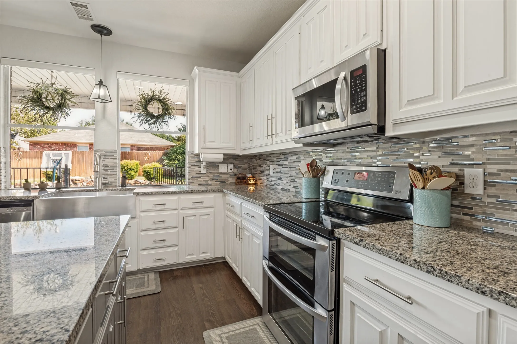 Single Family Residence For Sale in Dallas County , 3039 Stallion Crossing, Irving, Texas 75060, 3 Bedroom, 3 Bathroom, 2 Garage spaces, 2,105 Sqft, built in 2006, mls#21375136, Real Estate Agent in Irving, Homes For Sale in Dallas county, Homes For Sale in Irving, Realtor in Irving Texas, Real Estate Brokerage Independent Realty Texas, Luminita Cordes Realtor