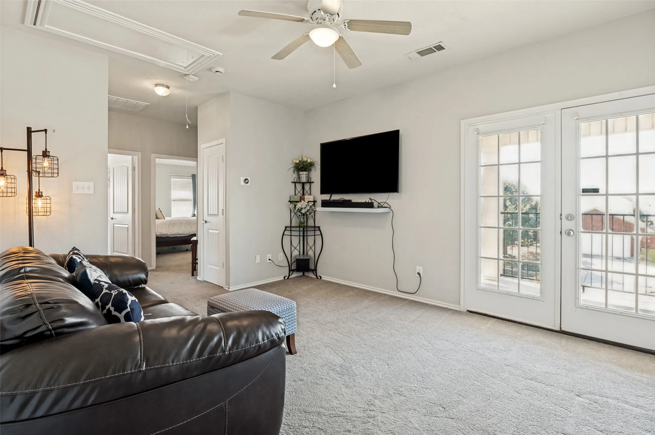 Single Family Residence For Sale in Dallas County , 3039 Stallion Crossing, Irving, Texas 75060, 3 Bedroom, 3 Bathroom, 2 Garage spaces, 2,105 Sqft, built in 2006, mls#21375136, Real Estate Agent in Irving, Homes For Sale in Dallas county, Homes For Sale in Irving, Realtor in Irving Texas, Real Estate Brokerage Independent Realty Texas, Luminita Cordes Realtor